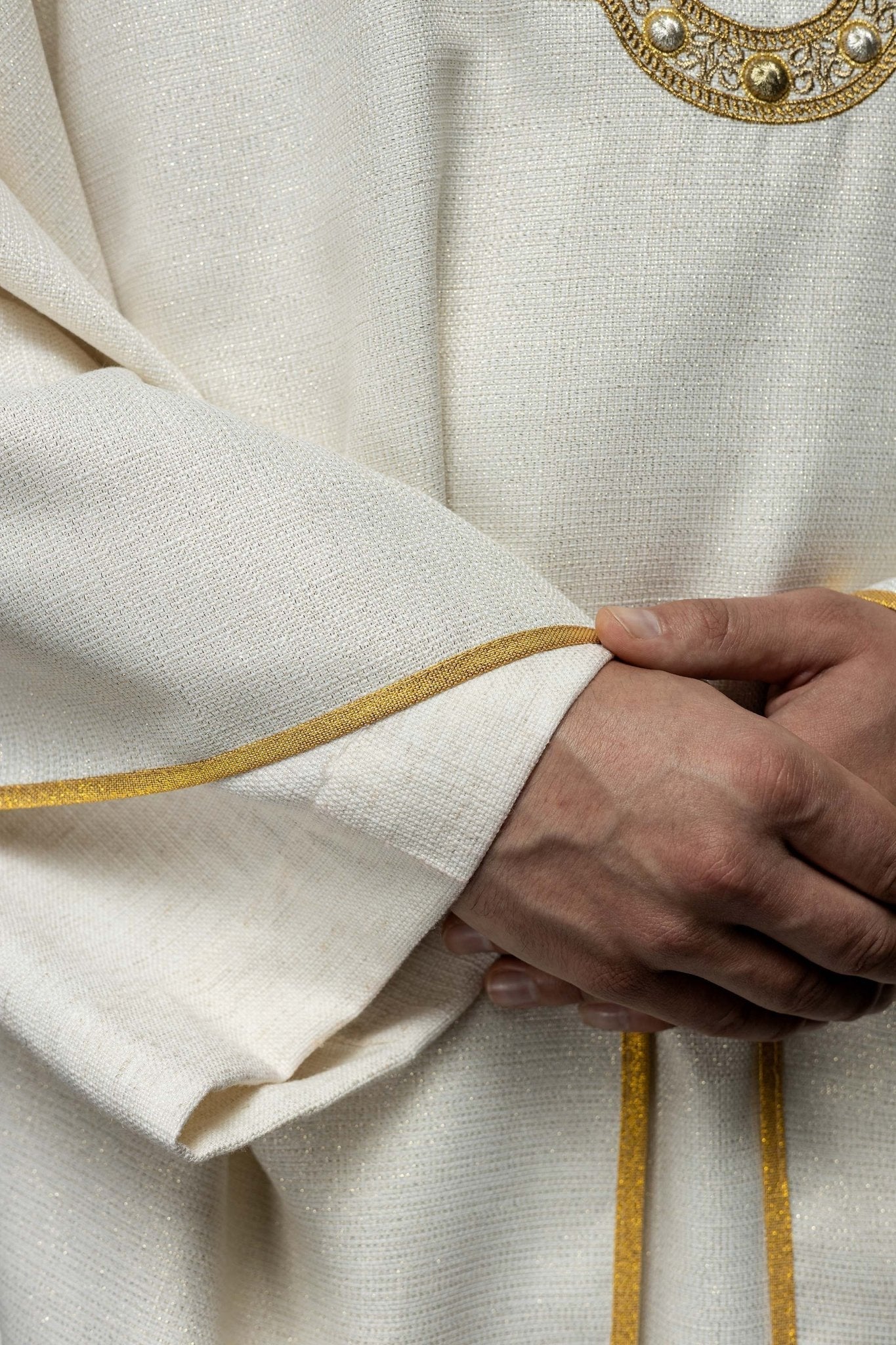 Chasuble liturgique avec blason marial brodé S - 7074 - 05 - 71 - CHASUBLES.FR