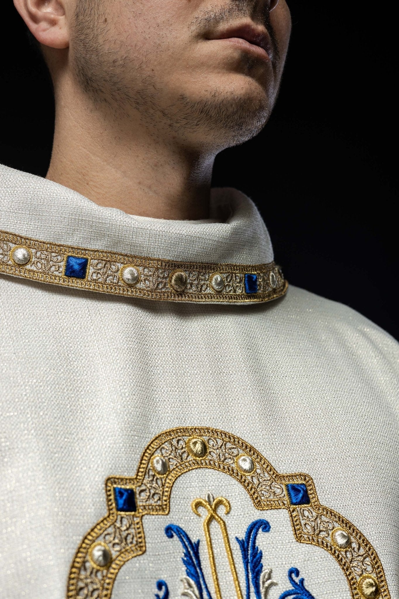 Chasuble liturgique avec blason marial brodé S - 7074 - 05 - 71 - CHASUBLES.FR