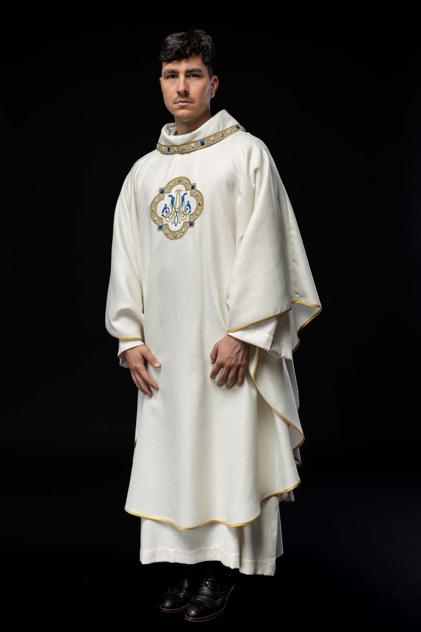 Chasuble liturgique avec blason marial brodé S - 7074 - 05 - 71 - CHASUBLES.FR