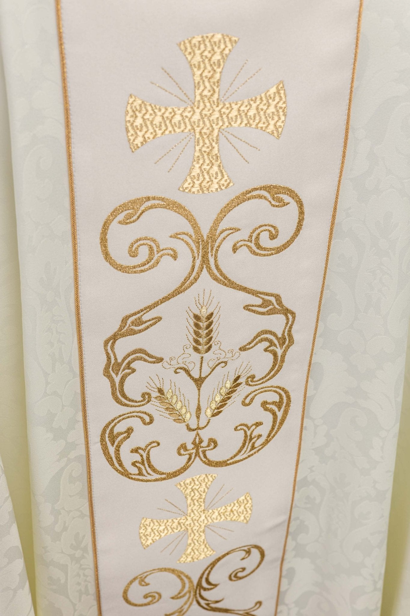 Chasuble liturgique avec ceinture décorée KOR/148/05/81 - CHASUBLES.FR