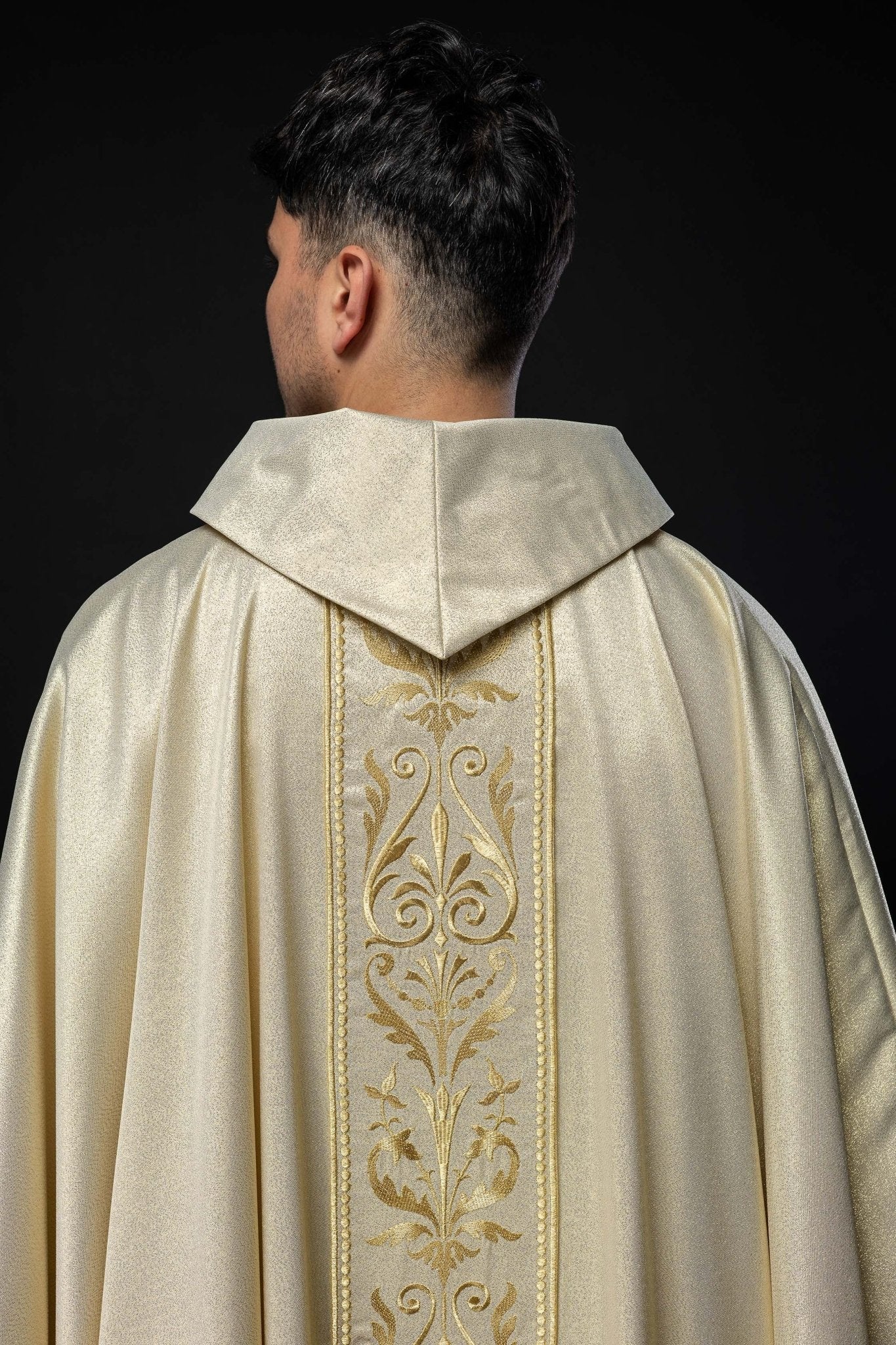 Chasuble liturgique avec ceinture ornée de broderies dorées KOR/008/10/37 ZŁOTO - CHASUBLES.FR