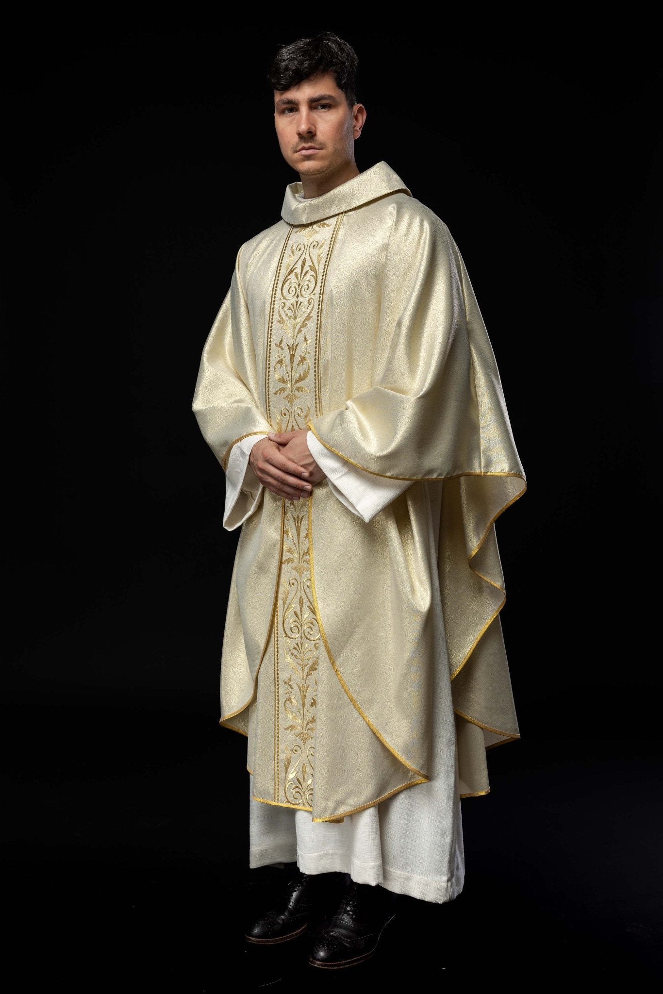 Chasuble liturgique avec ceinture ornée de broderies dorées KOR/008/10/37 ZŁOTO - CHASUBLES.FR