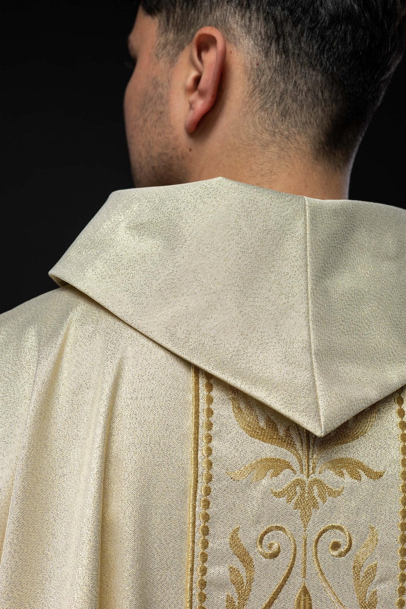 Chasuble liturgique avec ceinture ornée de broderies dorées KOR/008/10/37 ZŁOTO - CHASUBLES.FR