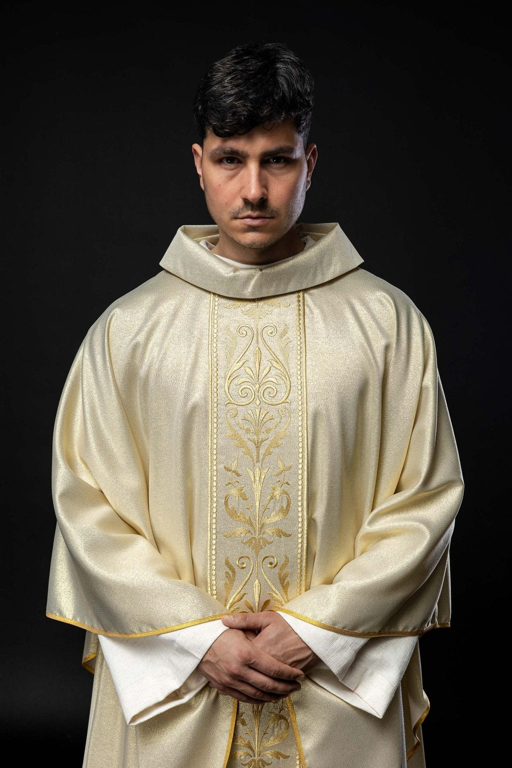 Chasuble liturgique avec ceinture ornée de broderies dorées KOR/008/10/37 ZŁOTO - CHASUBLES.FR
