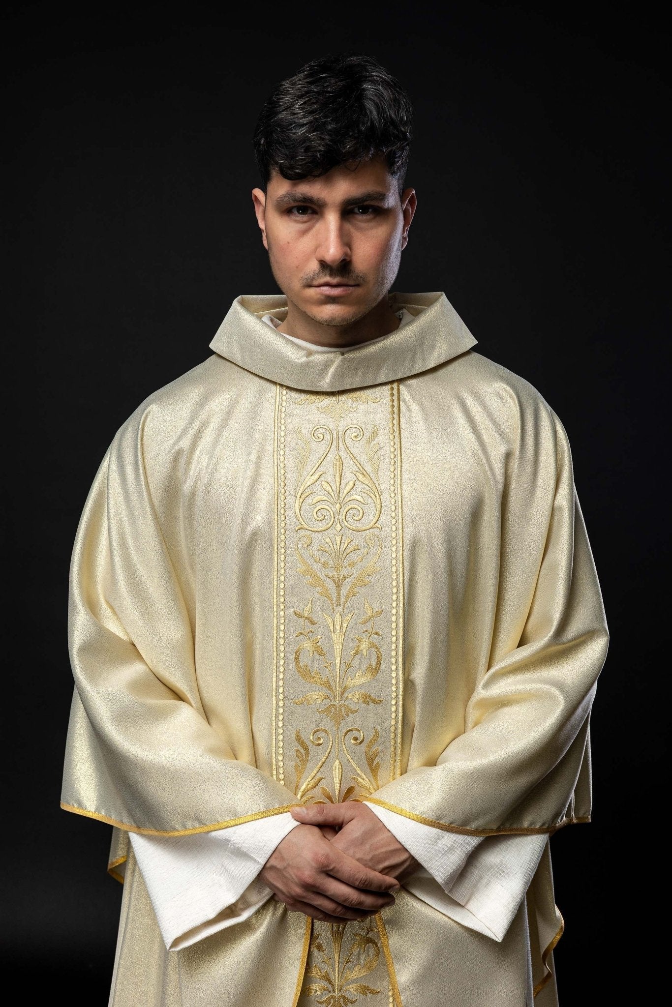 Chasuble liturgique avec ceinture ornée de broderies dorées KOR/008/10/37 ZŁOTO - CHASUBLES.FR