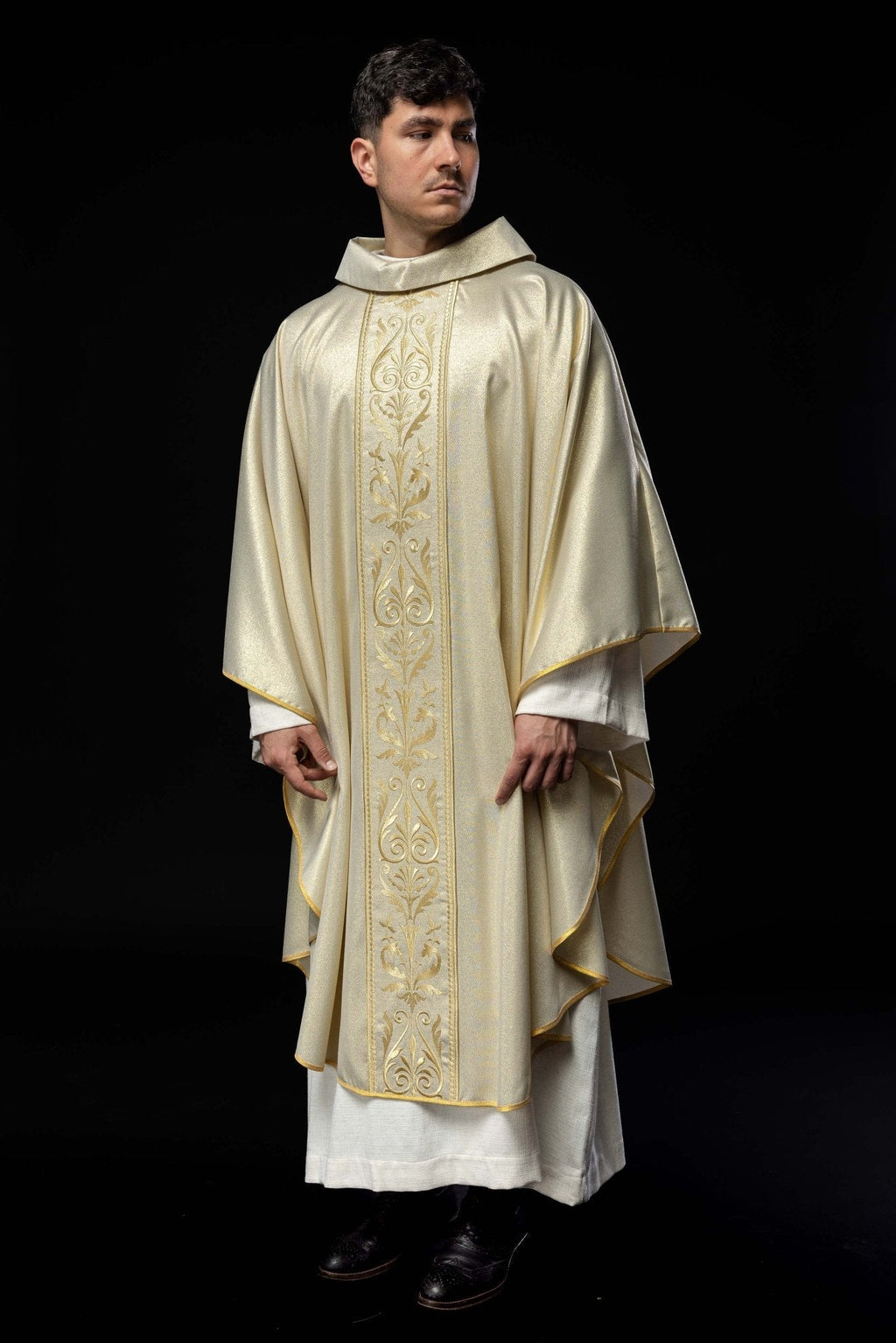 Chasuble liturgique avec ceinture ornée de broderies dorées KOR/008/10/37 ZŁOTO - CHASUBLES.FR