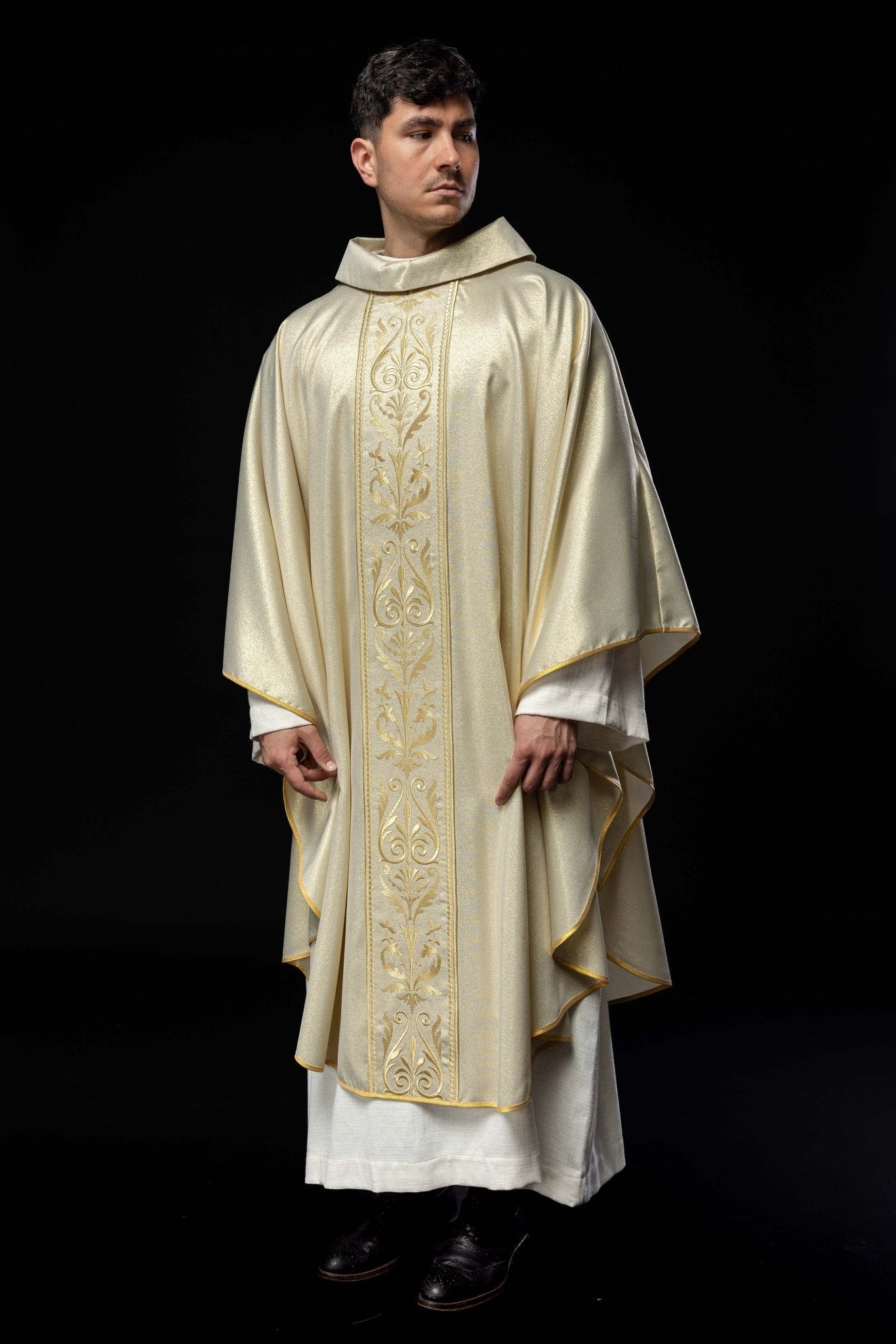 Chasuble liturgique avec ceinture ornée de broderies dorées KOR/008/10/37 ZŁOTO - CHASUBLES.FR