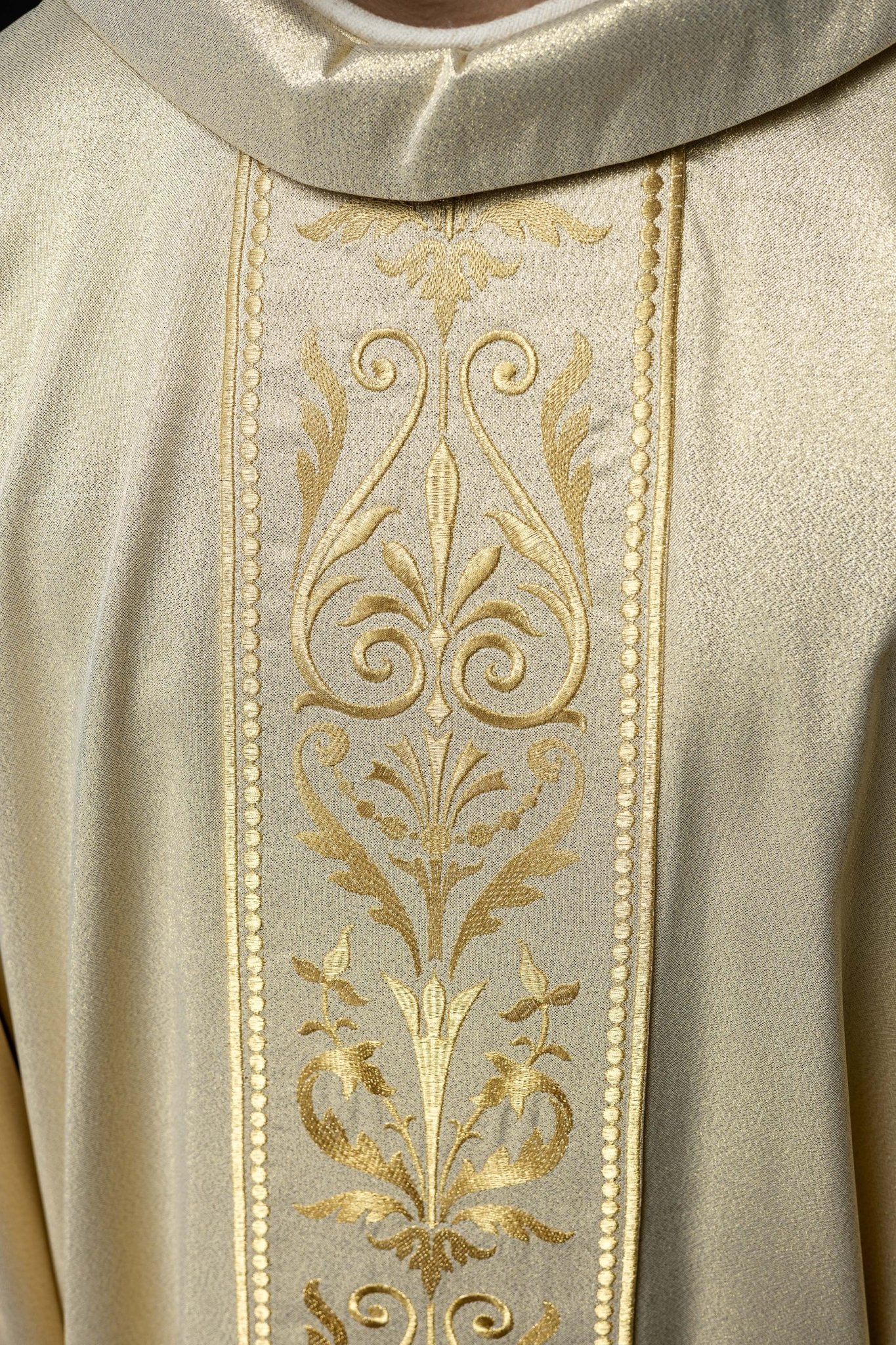 Chasuble liturgique avec ceinture ornée de broderies dorées KOR/008/10/37 ZŁOTO - CHASUBLES.FR