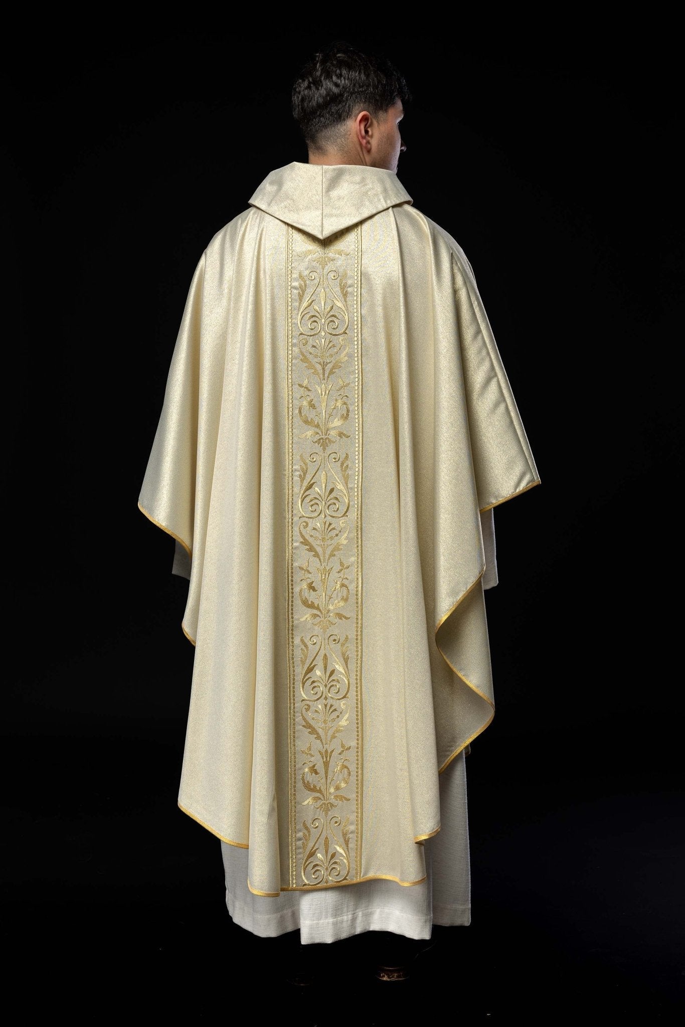 Chasuble liturgique avec ceinture ornée de broderies dorées KOR/008/10/37 ZŁOTO - CHASUBLES.FR