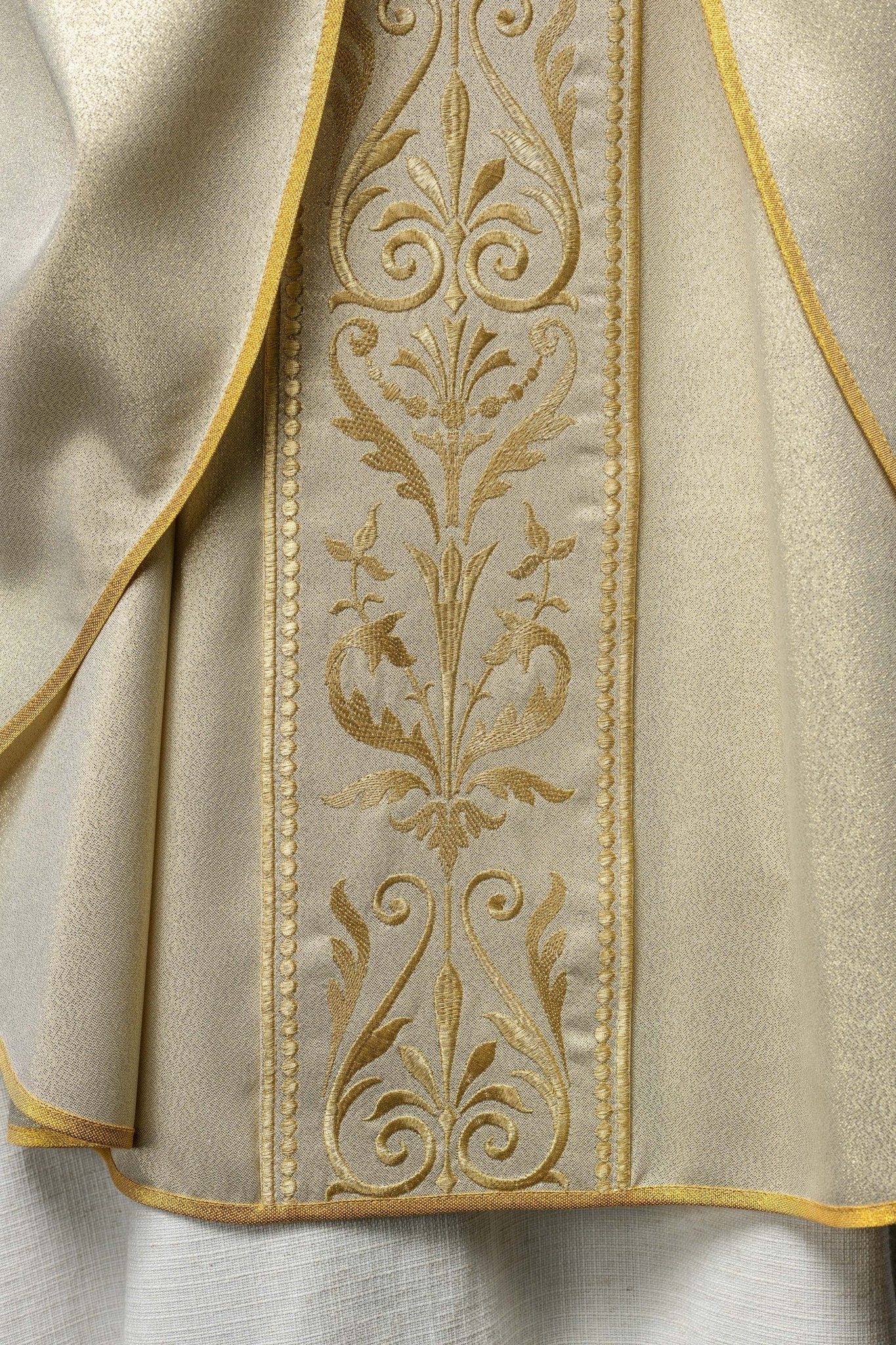 Chasuble liturgique avec ceinture ornée de broderies dorées KOR/008/10/37 ZŁOTO - CHASUBLES.FR