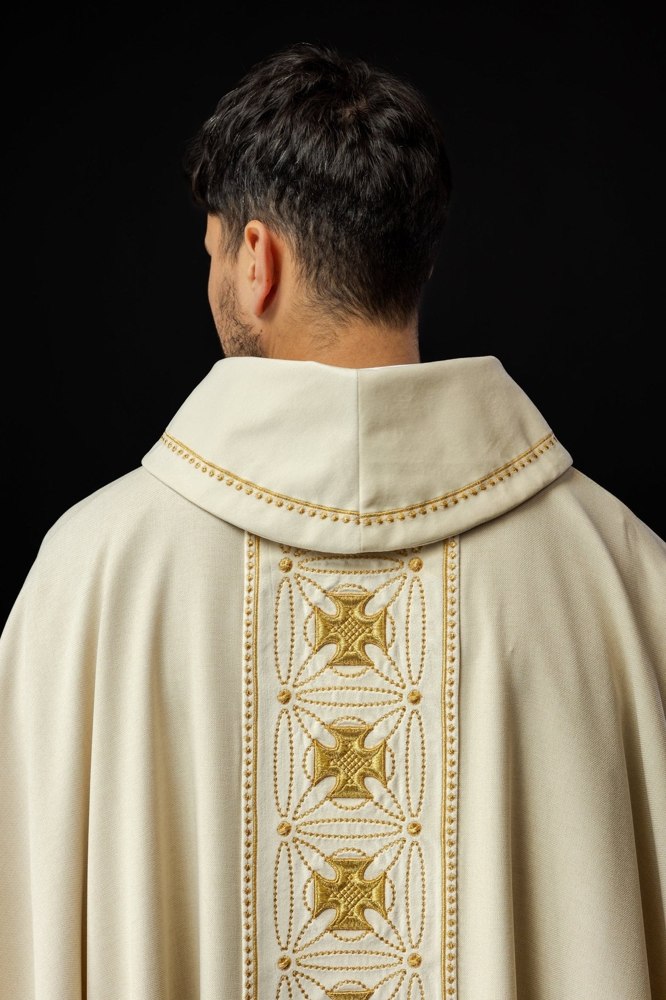 Chasuble liturgique avec ceinture richement décorée de croix de couleur écrue S - 7071 - 05 - 70 - CHASUBLES.FR