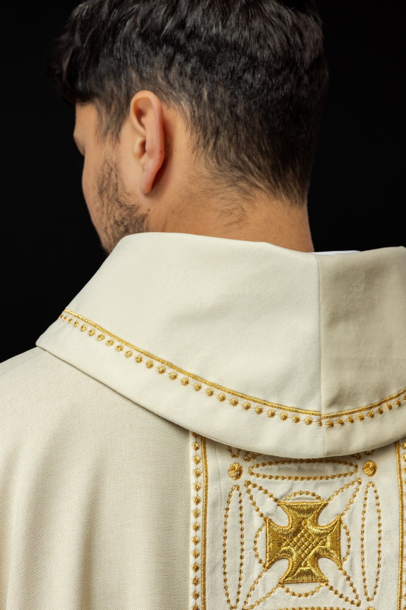 Chasuble liturgique avec ceinture richement décorée de croix de couleur écrue S - 7071 - 05 - 70 - CHASUBLES.FR