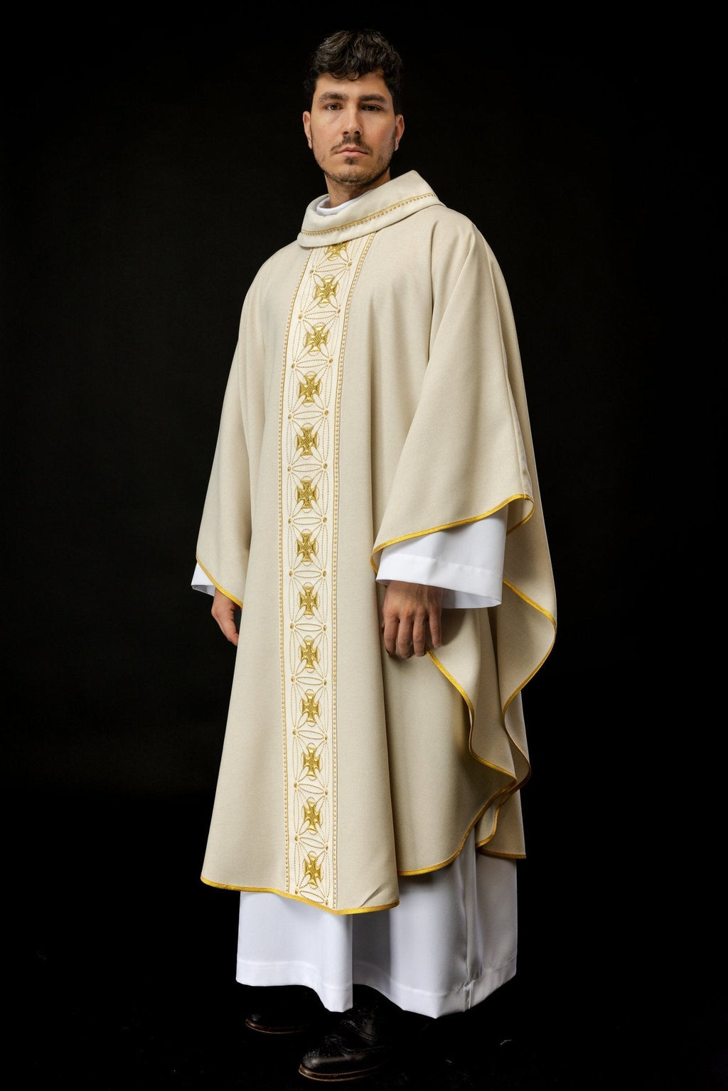 Chasuble liturgique avec ceinture richement décorée de croix de couleur écrue S - 7071 - 05 - 70 - CHASUBLES.FR