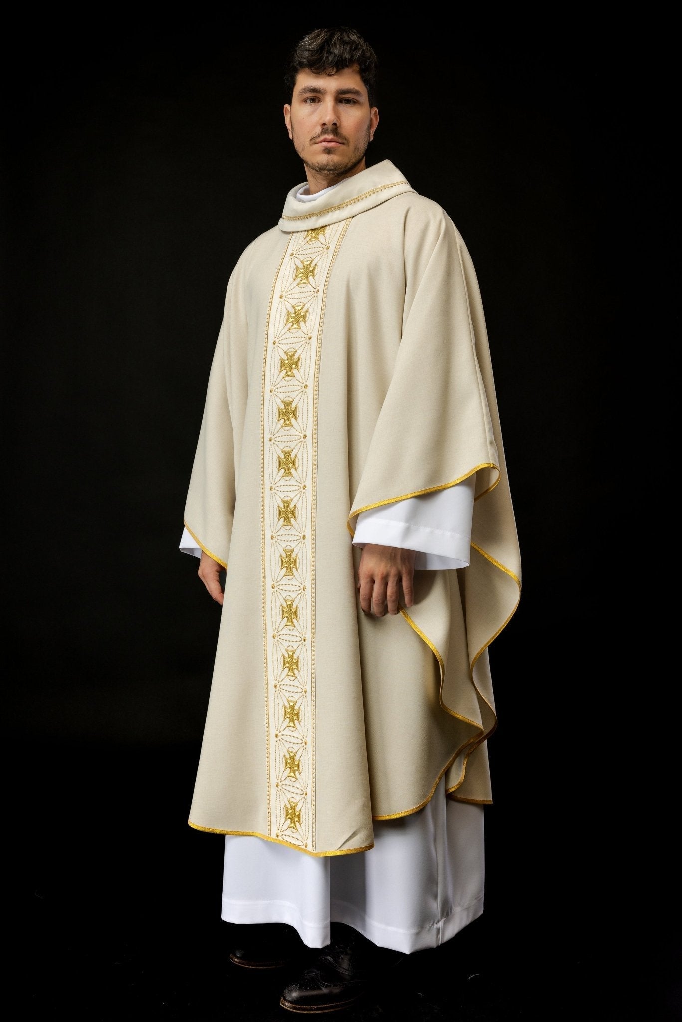 Chasuble liturgique avec ceinture richement décorée de croix de couleur écrue S - 7071 - 05 - 70 - CHASUBLES.FR