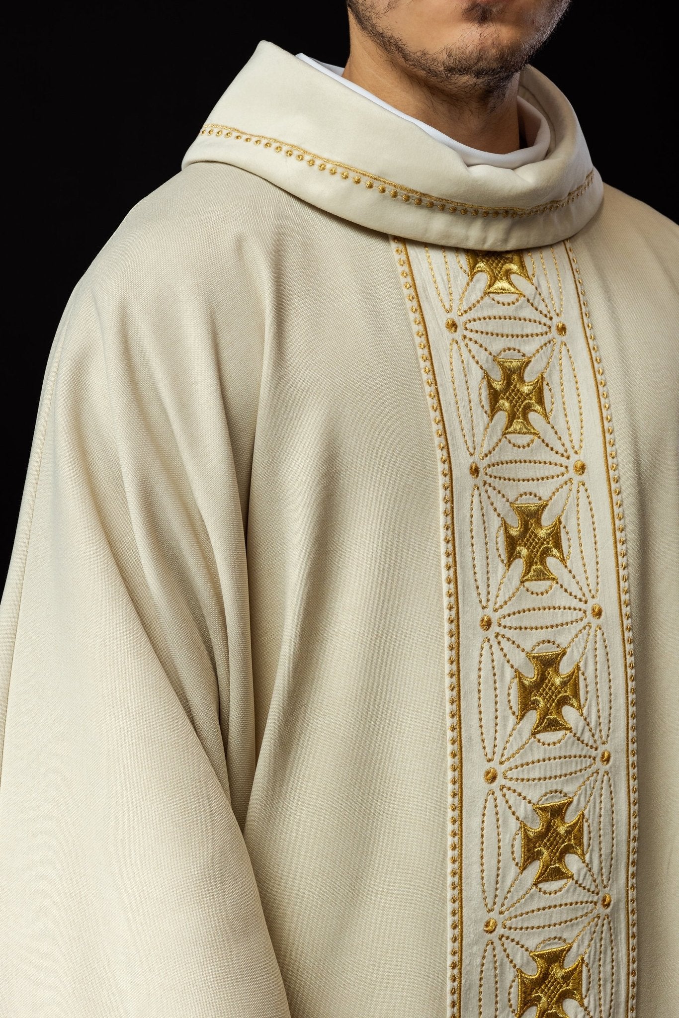 Chasuble liturgique avec ceinture richement décorée de croix de couleur écrue S - 7071 - 05 - 70 - CHASUBLES.FR