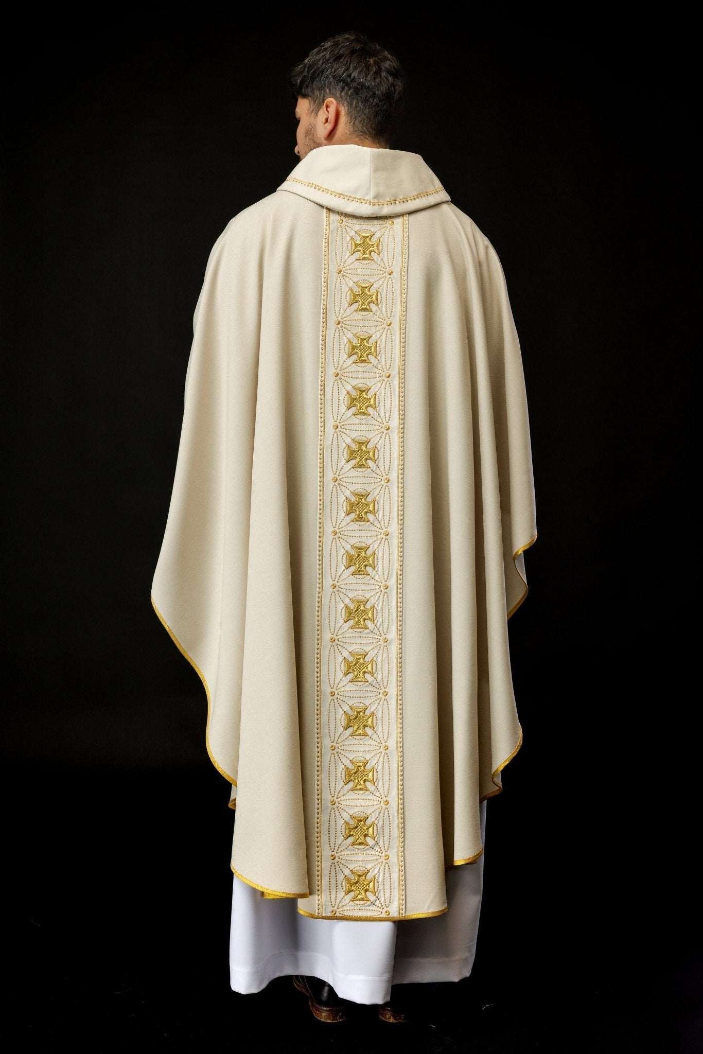 Chasuble liturgique avec ceinture richement décorée de croix de couleur écrue S - 7071 - 05 - 70 - CHASUBLES.FR