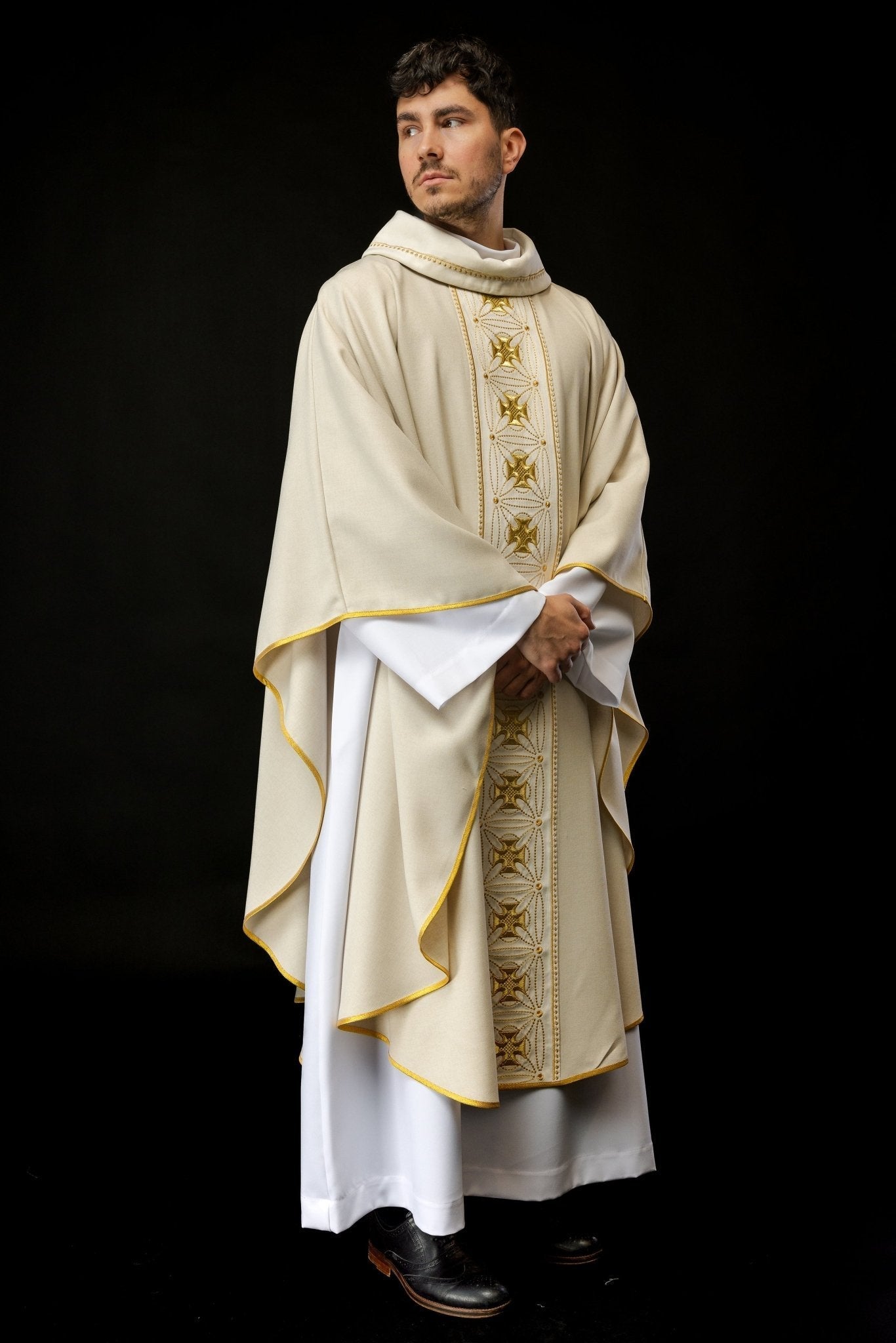 Chasuble liturgique avec ceinture richement décorée de croix de couleur écrue S - 7071 - 05 - 70 - CHASUBLES.FR