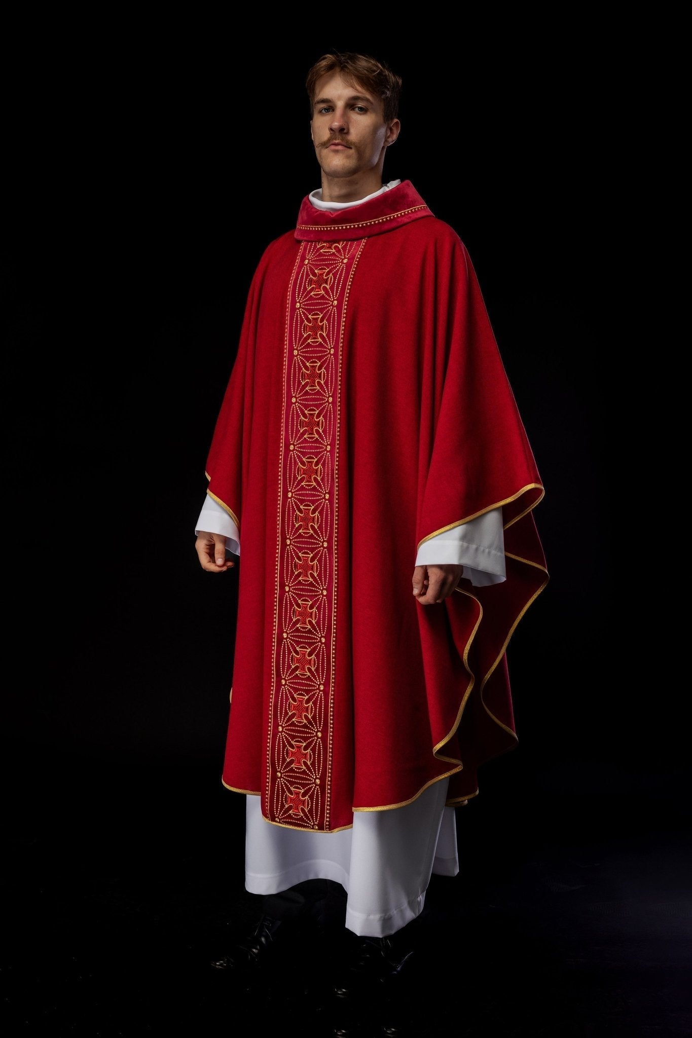 Chasuble liturgique avec ceinture richement décorée de croix en rouge S - 7071 - 02 - 70 - CHASUBLES.FR