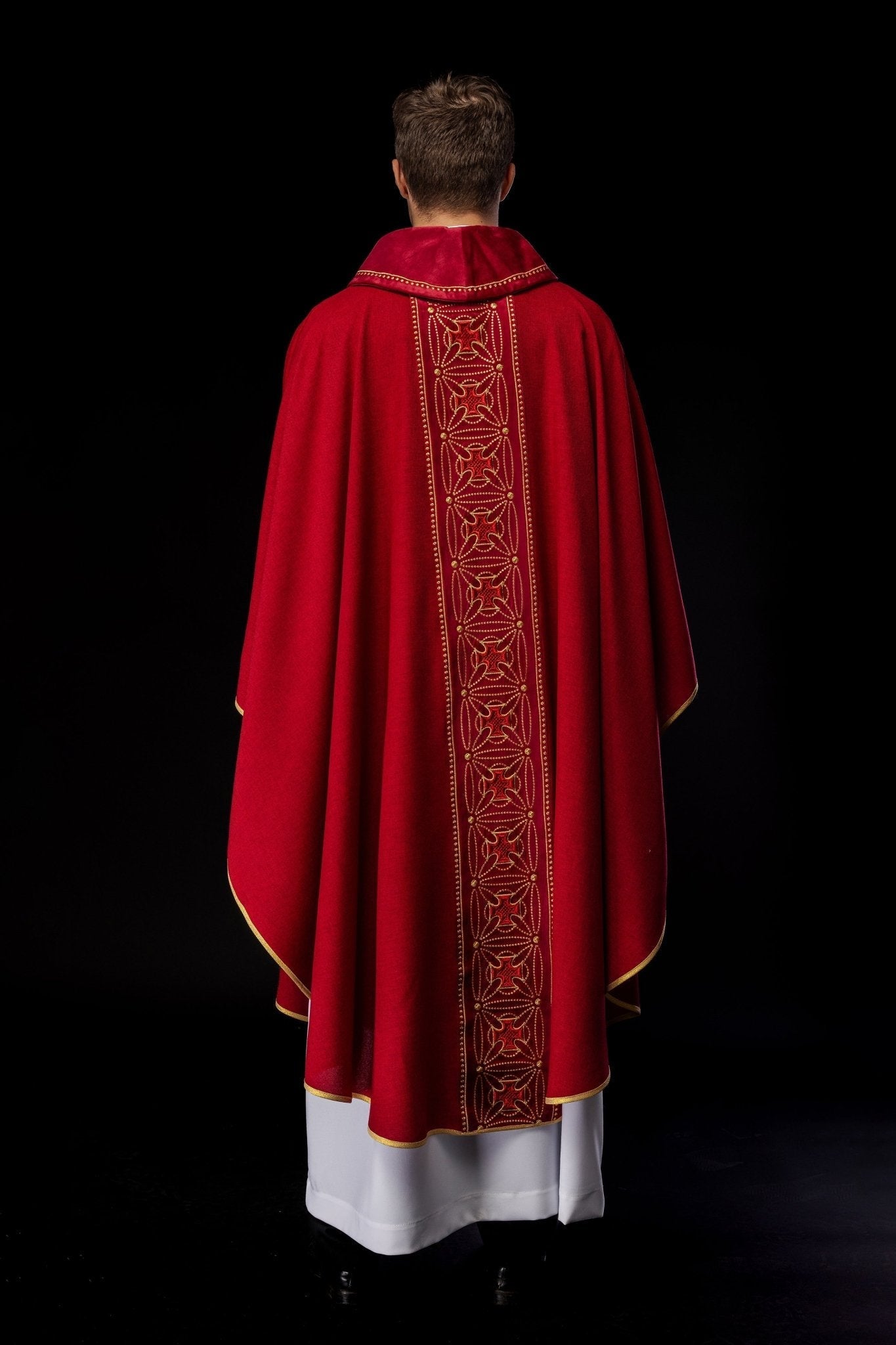 Chasuble liturgique avec ceinture richement décorée de croix en rouge S - 7071 - 02 - 70 - CHASUBLES.FR