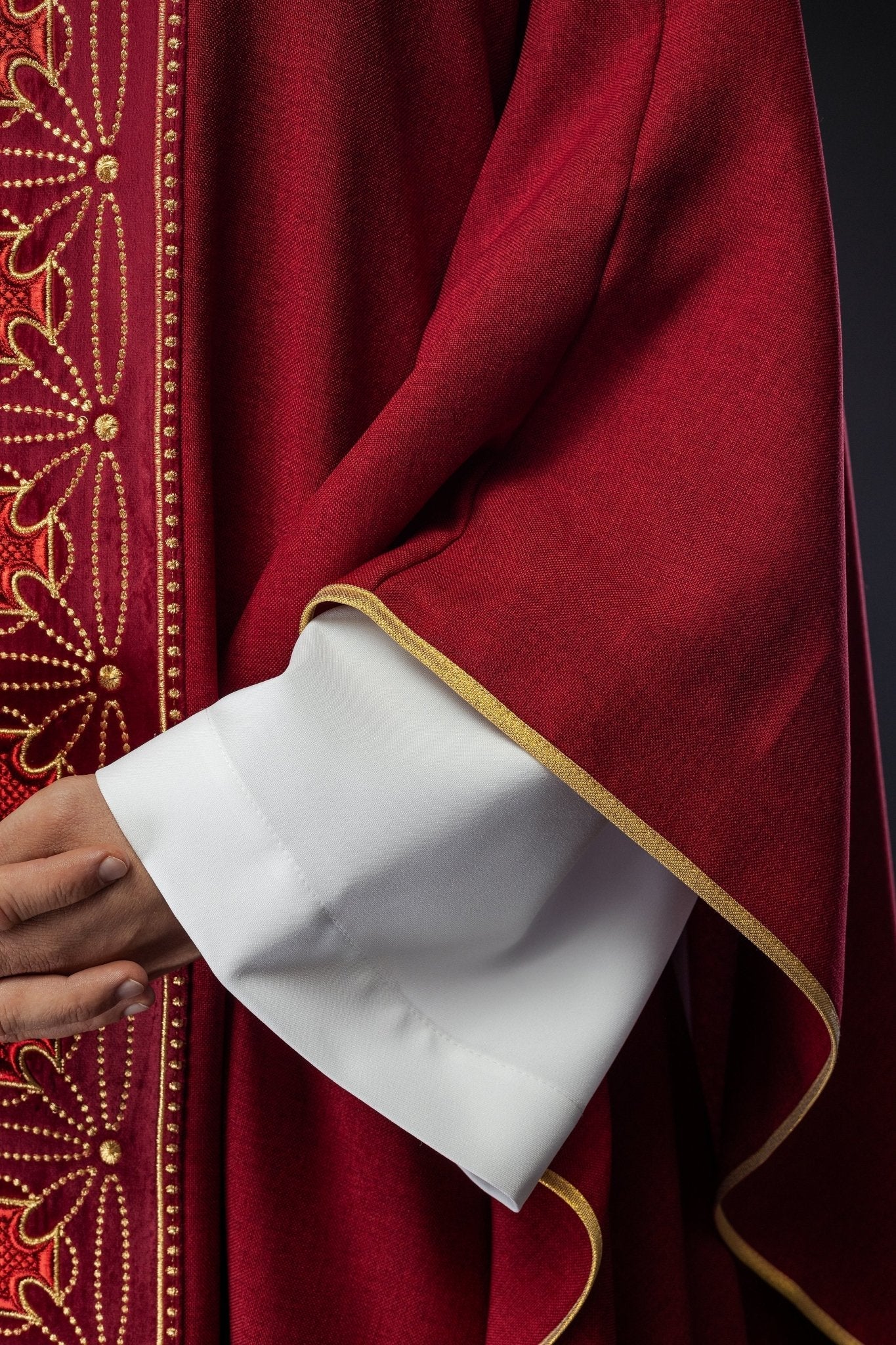 Chasuble liturgique avec ceinture richement décorée de croix en rouge S - 7071 - 02 - 70 - CHASUBLES.FR