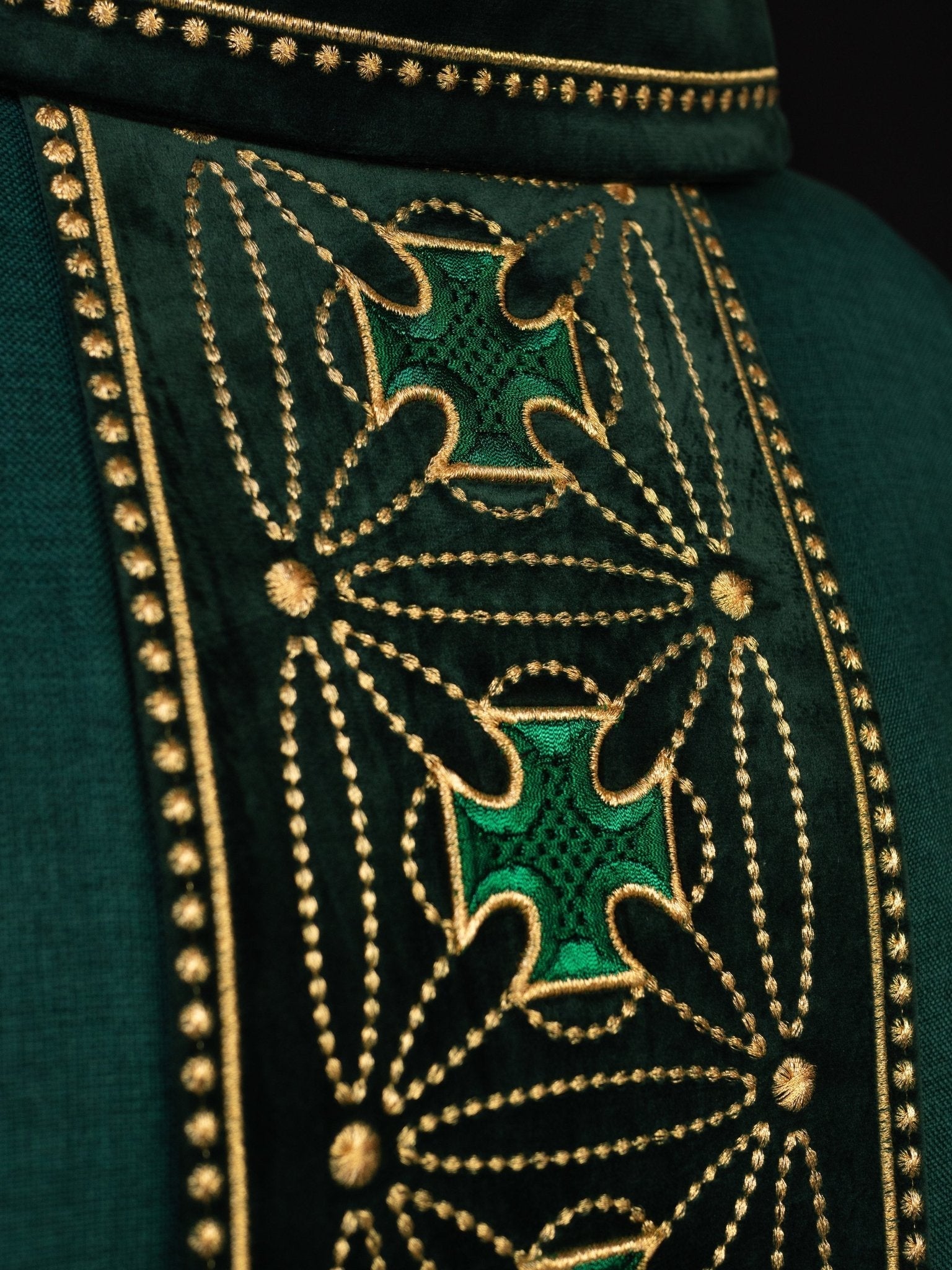 Chasuble liturgique avec ceinture richement décorée de croix en vert S - 7071 - 01 - 70 - CHASUBLES.FR