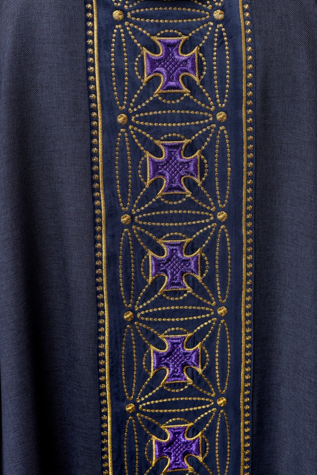 Chasuble liturgique avec ceinture richement décorée de croix en violet S - 7071 - 03 - 70 - CHASUBLES.FR