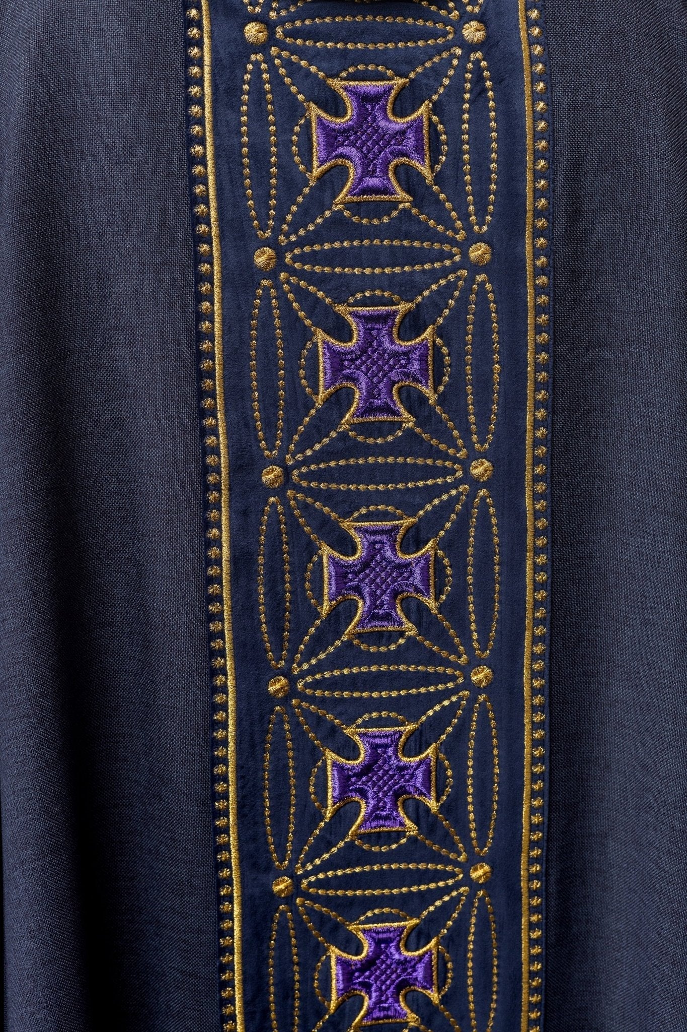 Chasuble liturgique avec ceinture richement décorée de croix en violet S - 7071 - 03 - 70 - CHASUBLES.FR