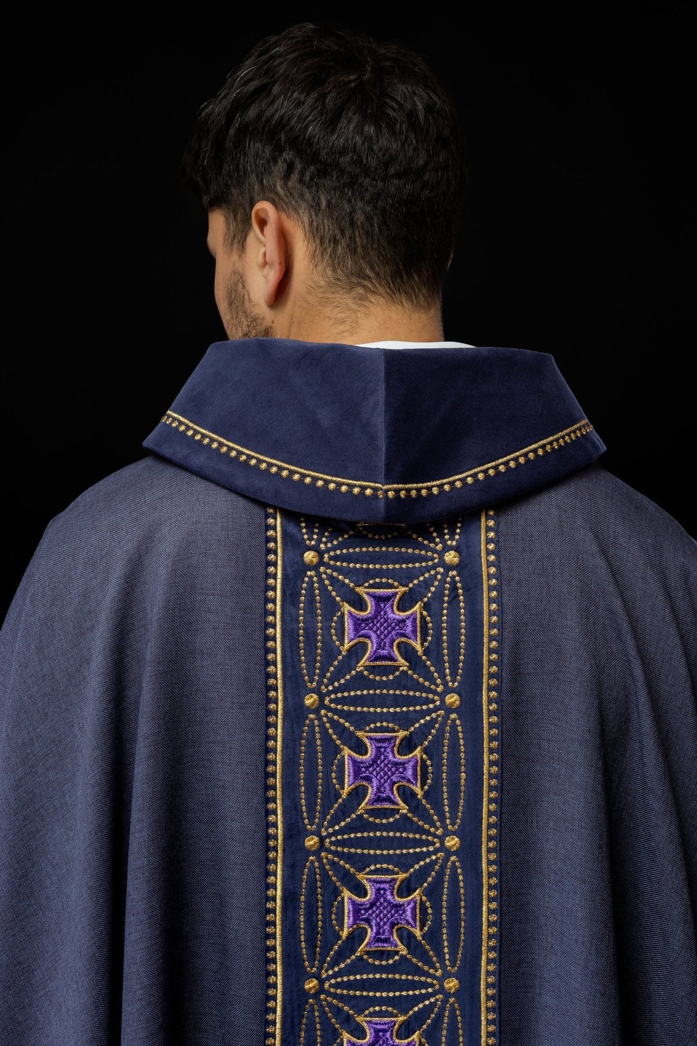 Chasuble liturgique avec ceinture richement décorée de croix en violet S - 7071 - 03 - 70 - CHASUBLES.FR