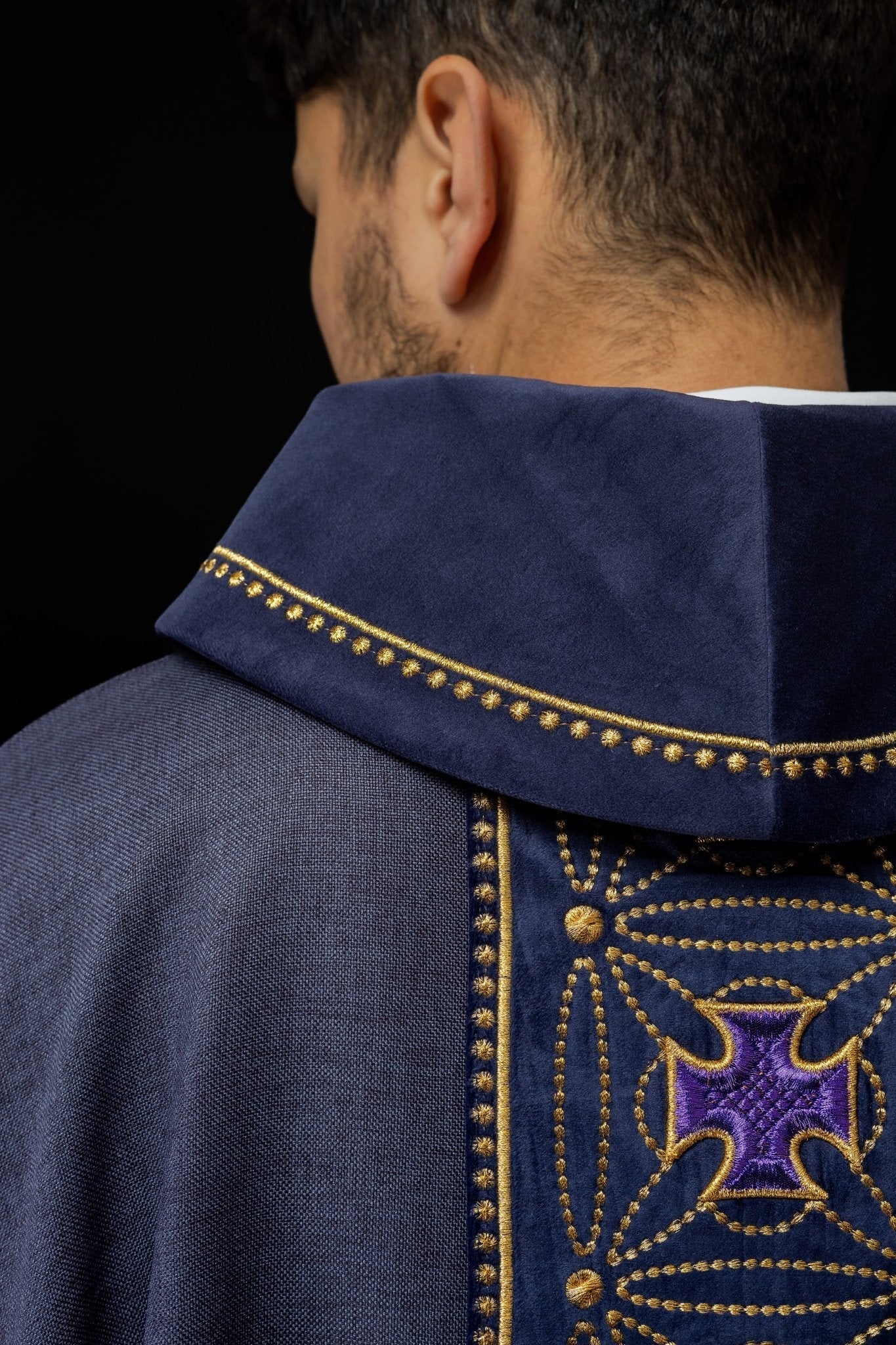 Chasuble liturgique avec ceinture richement décorée de croix en violet S - 7071 - 03 - 70 - CHASUBLES.FR