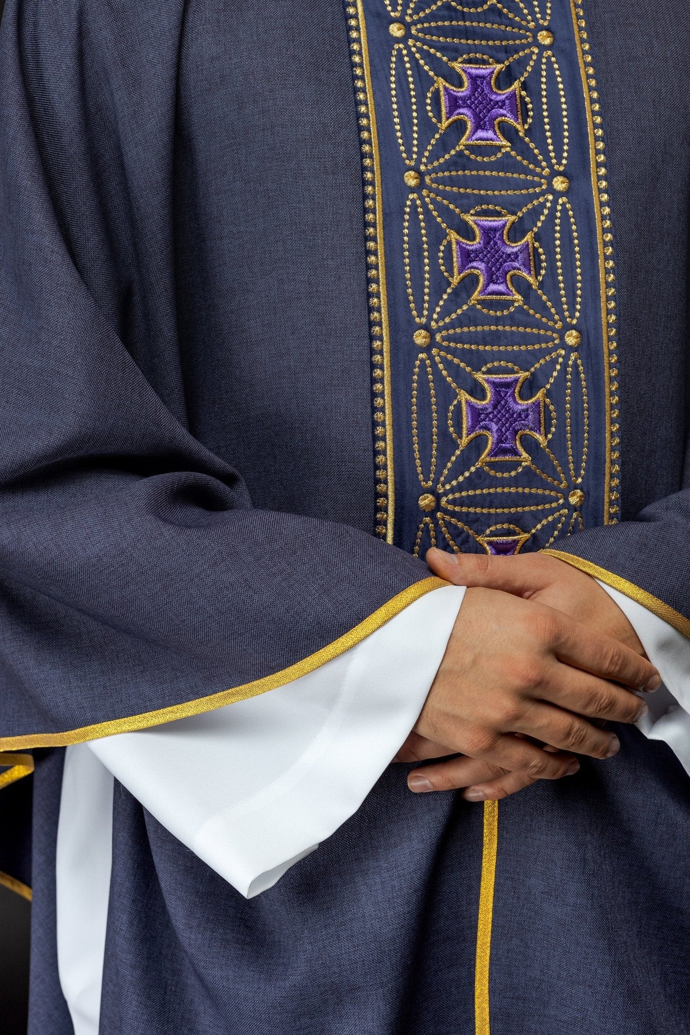 Chasuble liturgique avec ceinture richement décorée de croix en violet S - 7071 - 03 - 70 - CHASUBLES.FR