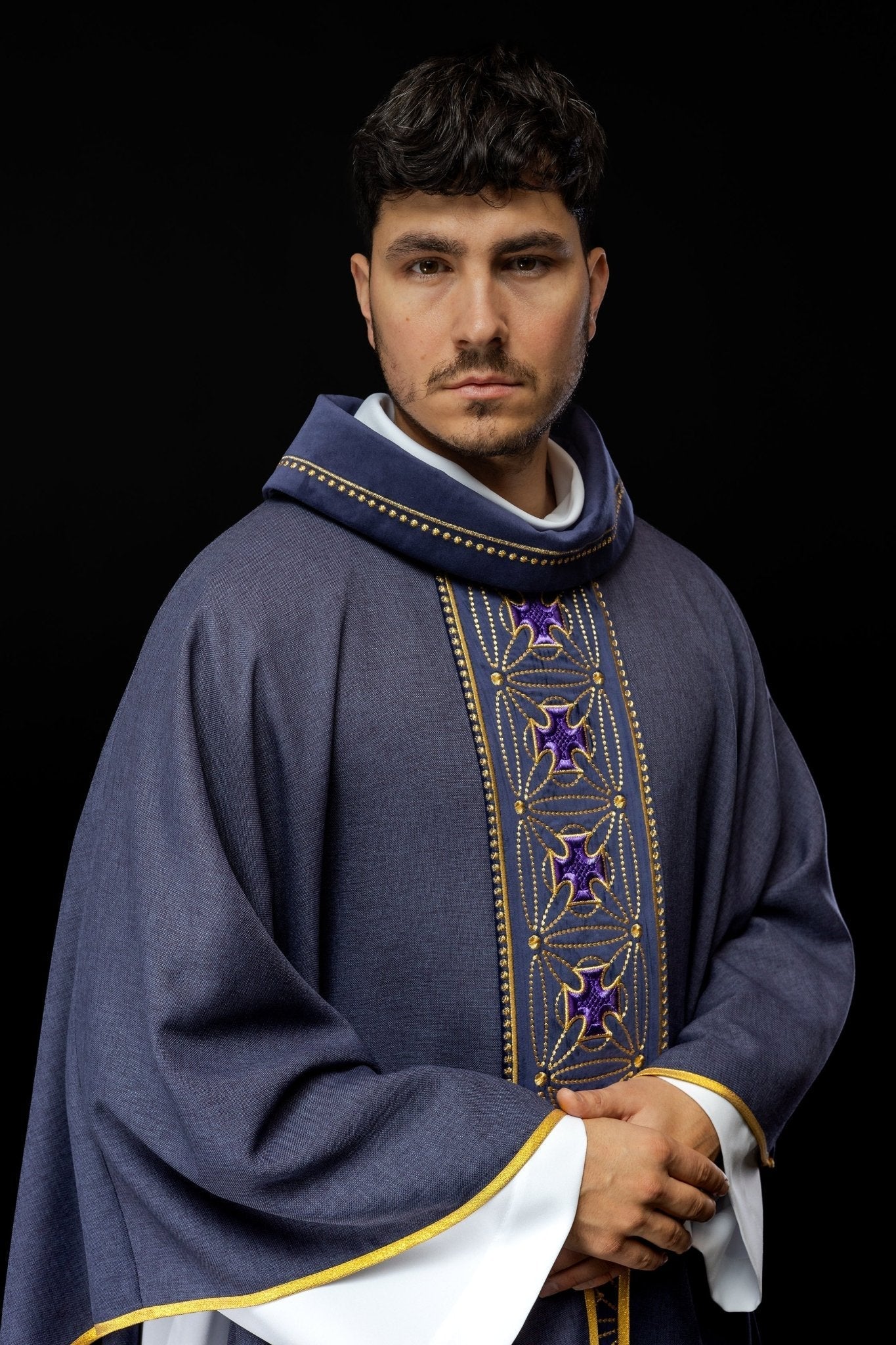 Chasuble liturgique avec ceinture richement décorée de croix en violet S - 7071 - 03 - 70 - CHASUBLES.FR