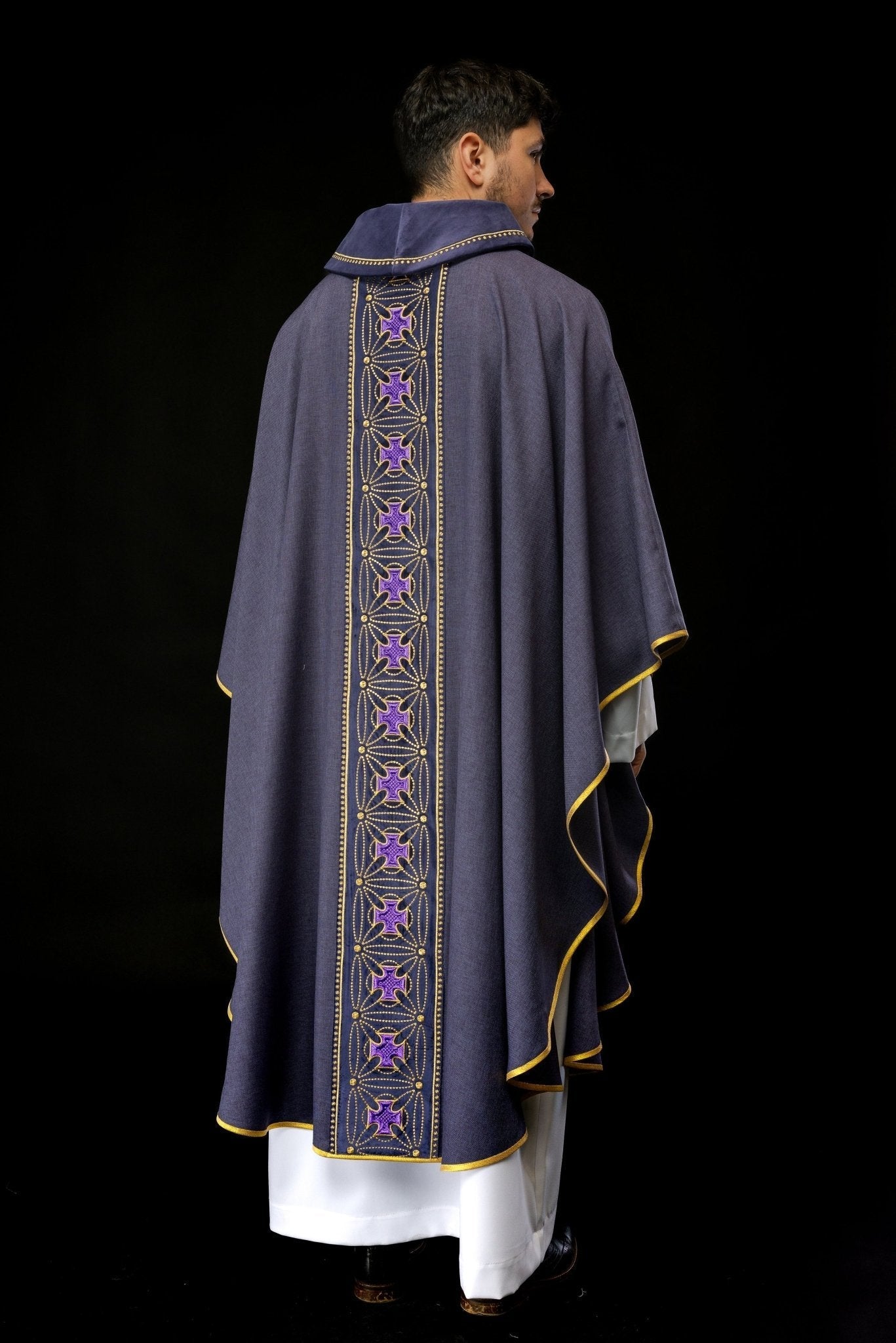 Chasuble liturgique avec ceinture richement décorée de croix en violet S - 7071 - 03 - 70 - CHASUBLES.FR