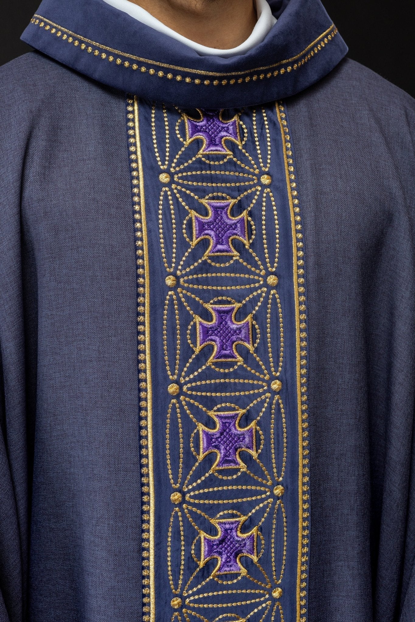 Chasuble liturgique avec ceinture richement décorée de croix en violet S - 7071 - 03 - 70 - CHASUBLES.FR