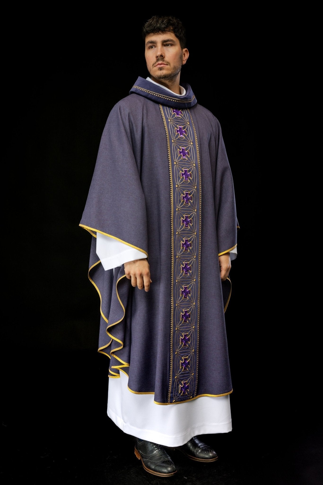 Chasuble liturgique avec ceinture richement décorée de croix en violet S - 7071 - 03 - 70 - CHASUBLES.FR