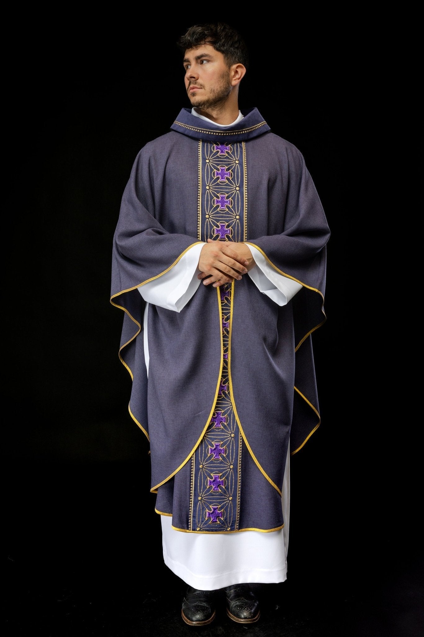 Chasuble liturgique avec ceinture richement décorée de croix en violet S - 7071 - 03 - 70 - CHASUBLES.FR
