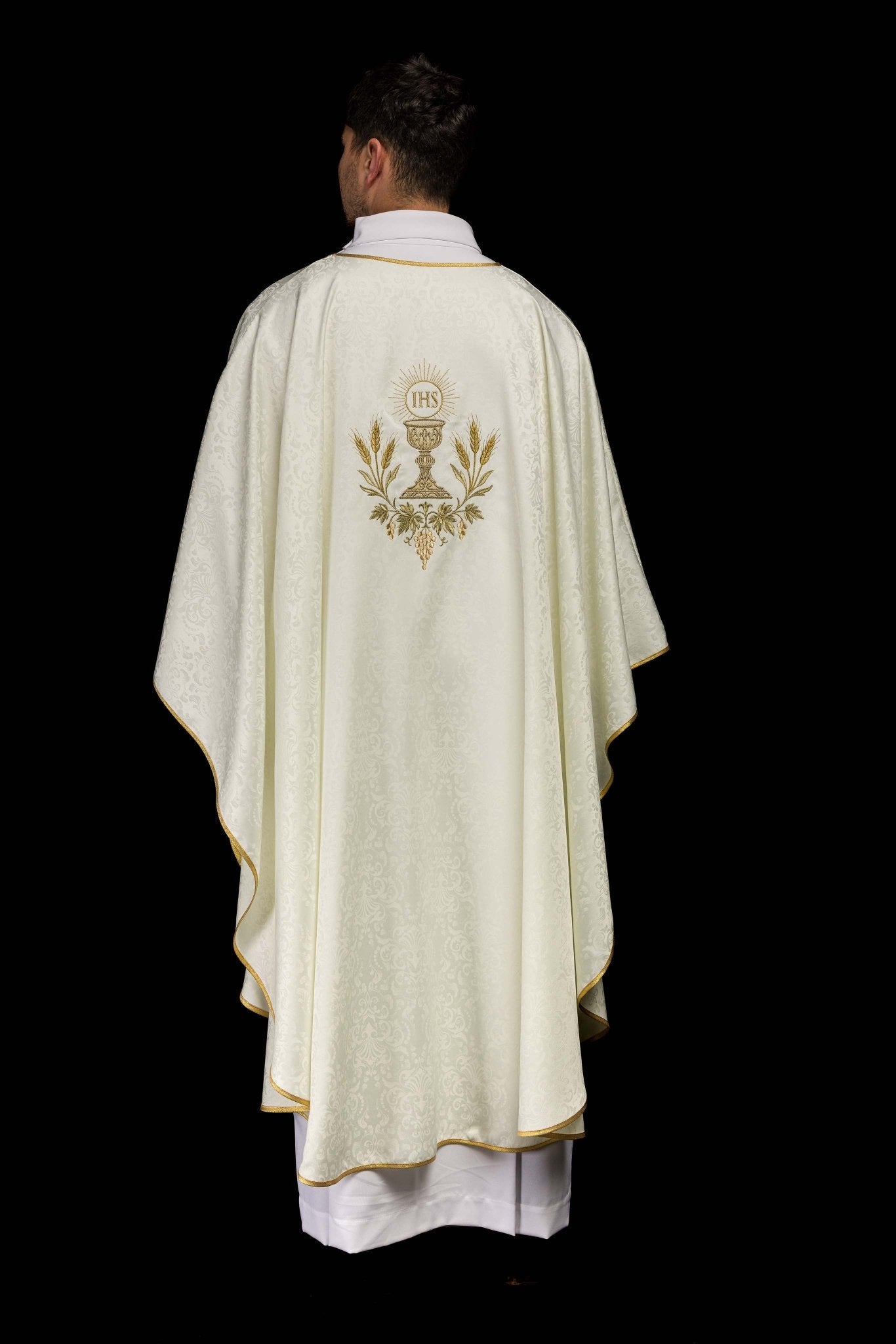 Chasuble liturgique écru avec broderie de calice et hostie sur tissu jacquard KOA/002/05/98 - CHASUBLES.FR