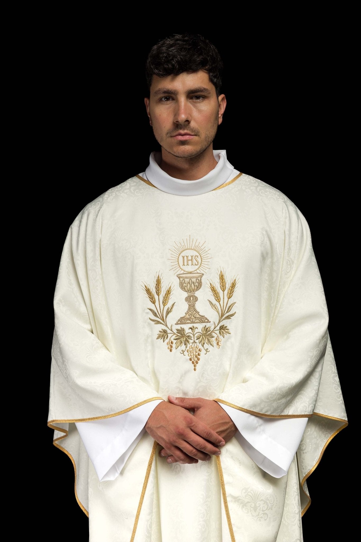 Chasuble liturgique écru avec broderie de calice et hostie sur tissu jacquard KOA/002/05/98 - CHASUBLES.FR