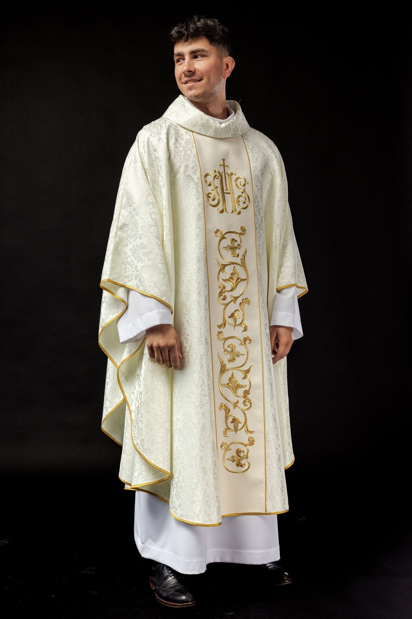 Chasuble liturgique écru avec ceinture IHS richement décorée S - 7059 - 05 - 67 - CHASUBLES.FR