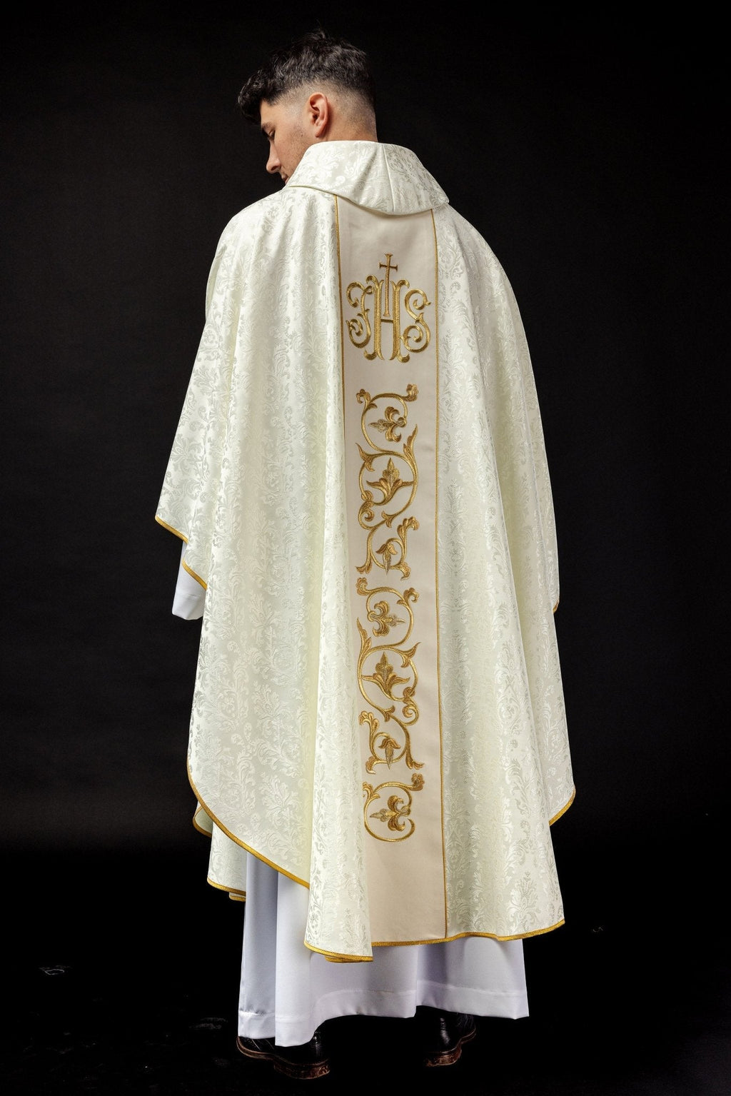 Chasuble liturgique écru avec ceinture IHS richement décorée S - 7059 - 05 - 67 - CHASUBLES.FR