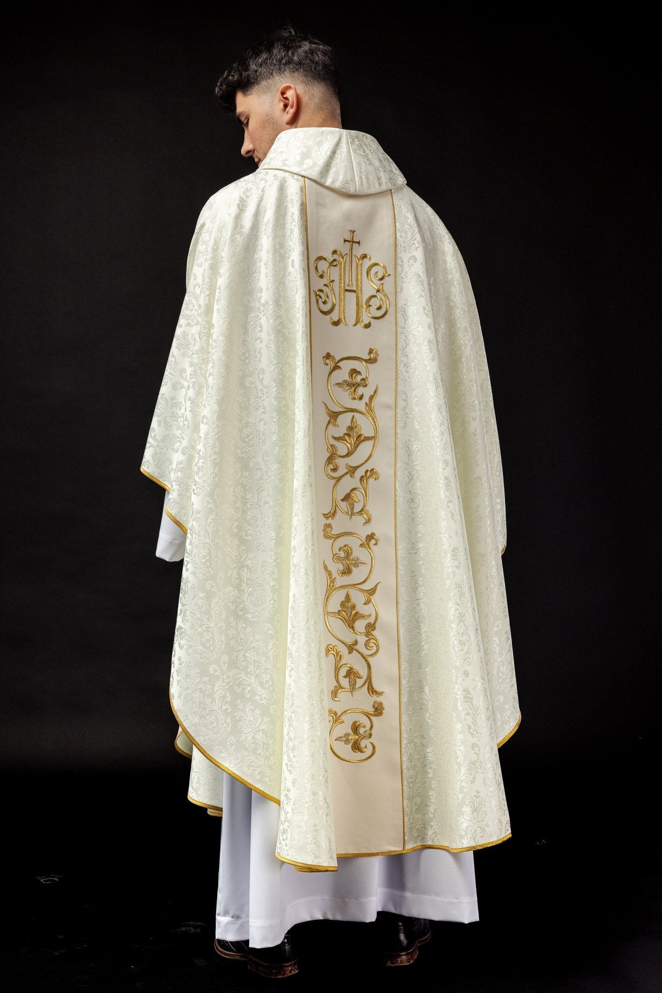 Chasuble liturgique écru avec ceinture IHS richement décorée S - 7059 - 05 - 67 - CHASUBLES.FR