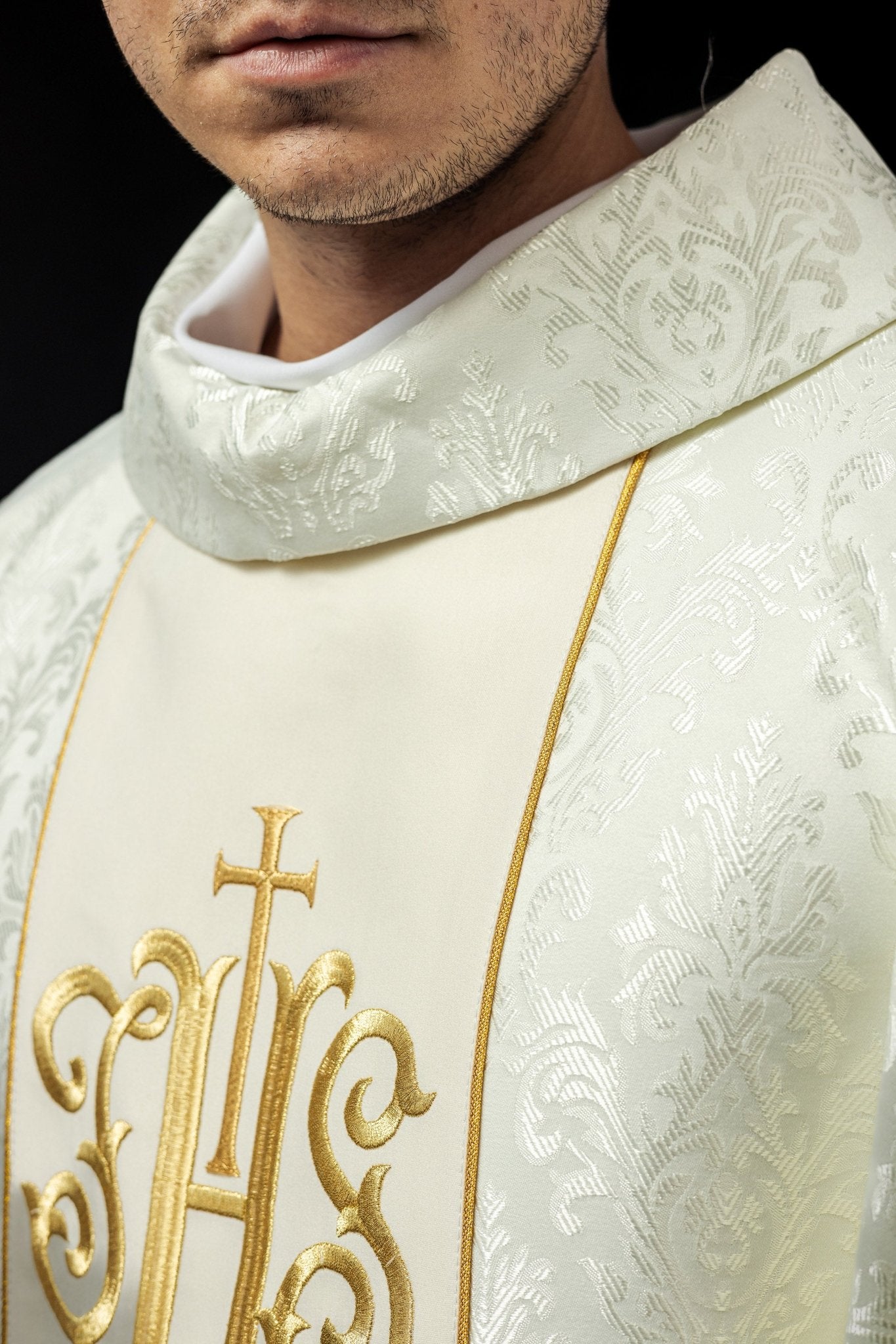Chasuble liturgique écru avec ceinture IHS richement décorée S - 7059 - 05 - 67 - CHASUBLES.FR