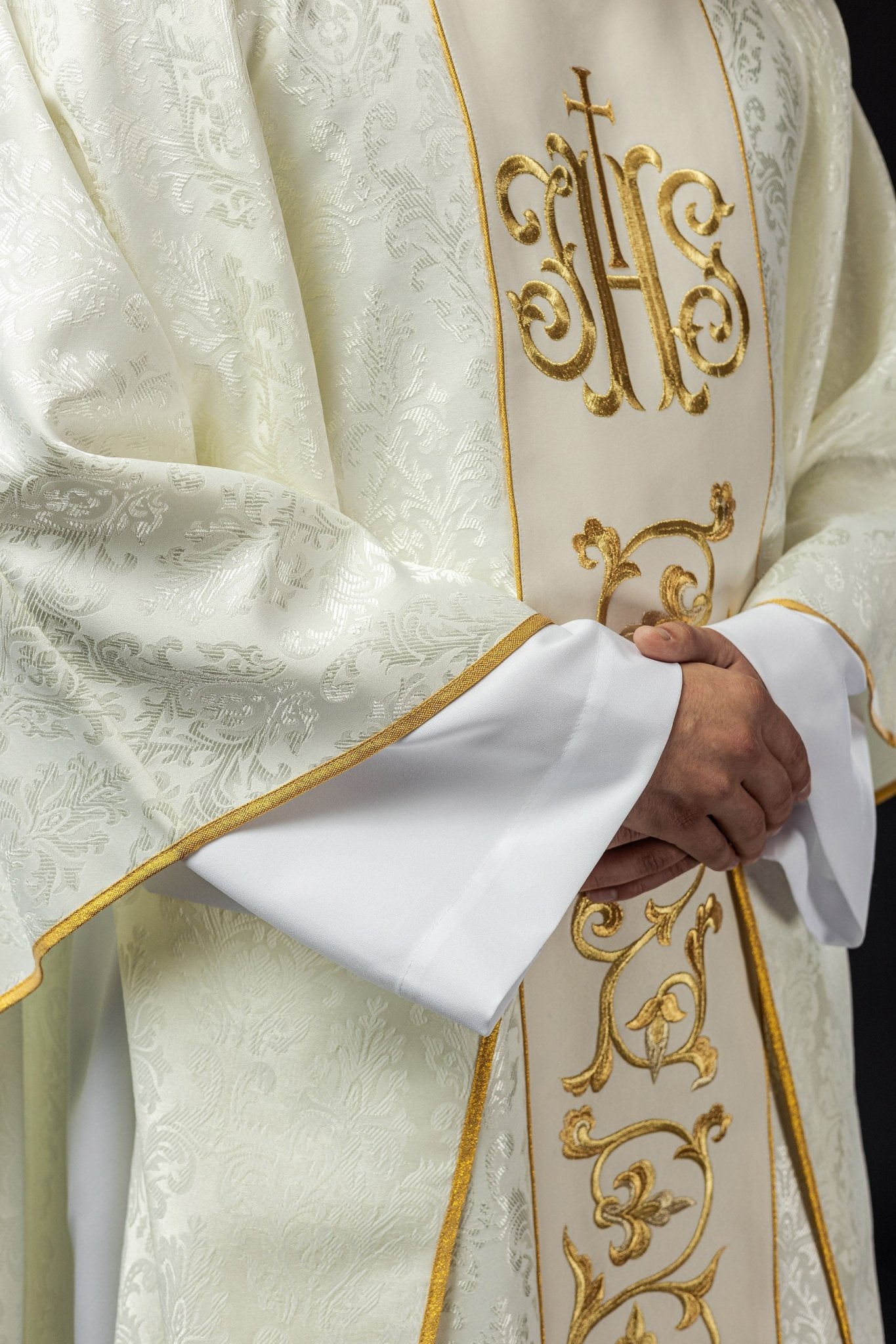 Chasuble liturgique écru avec ceinture IHS richement décorée S - 7059 - 05 - 67 - CHASUBLES.FR