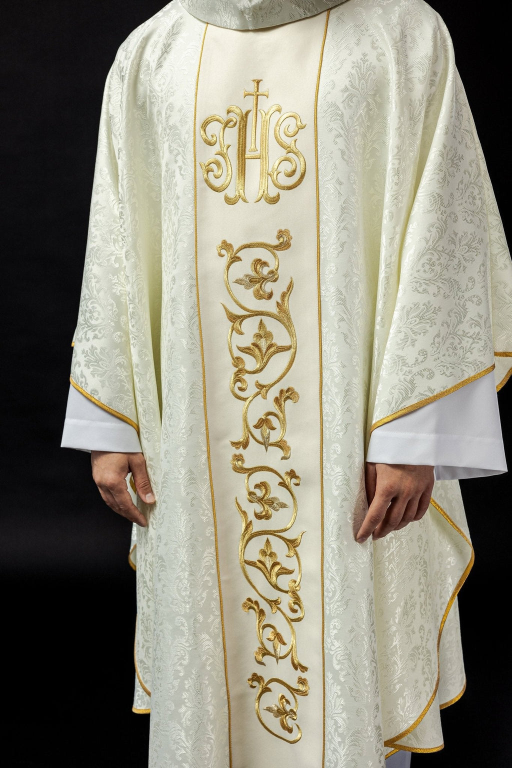 Chasuble liturgique écru avec ceinture IHS richement décorée S - 7059 - 05 - 67 - CHASUBLES.FR