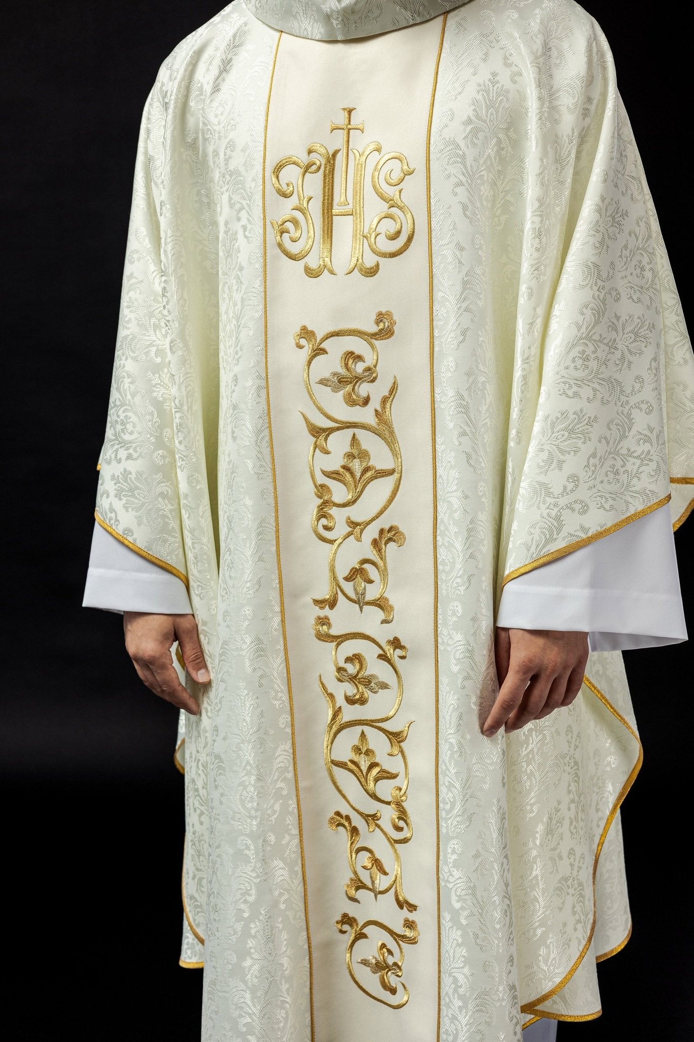 Chasuble liturgique écru avec ceinture IHS richement décorée S - 7059 - 05 - 67 - CHASUBLES.FR