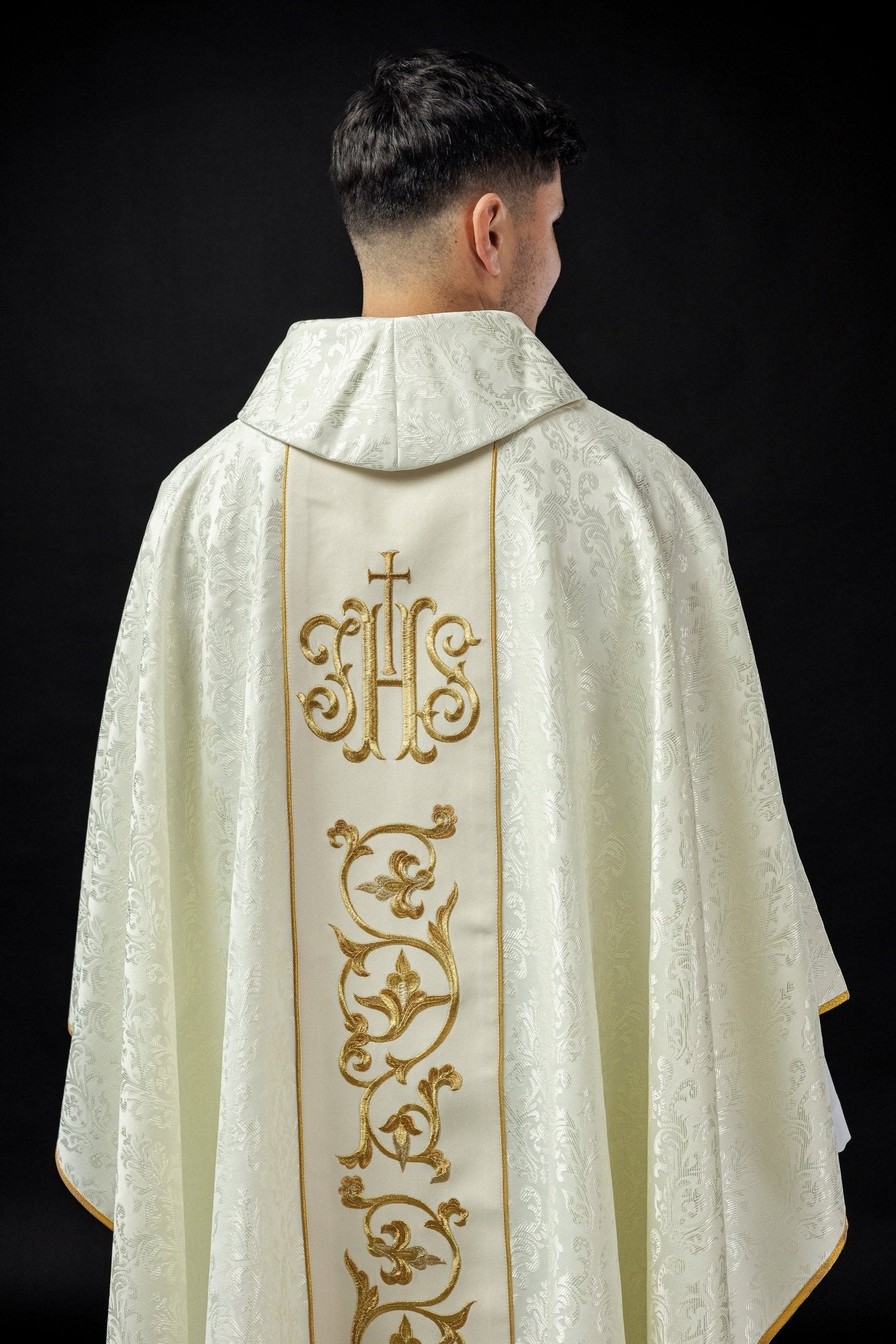 Chasuble liturgique écru avec ceinture IHS richement décorée S - 7059 - 05 - 67 - CHASUBLES.FR