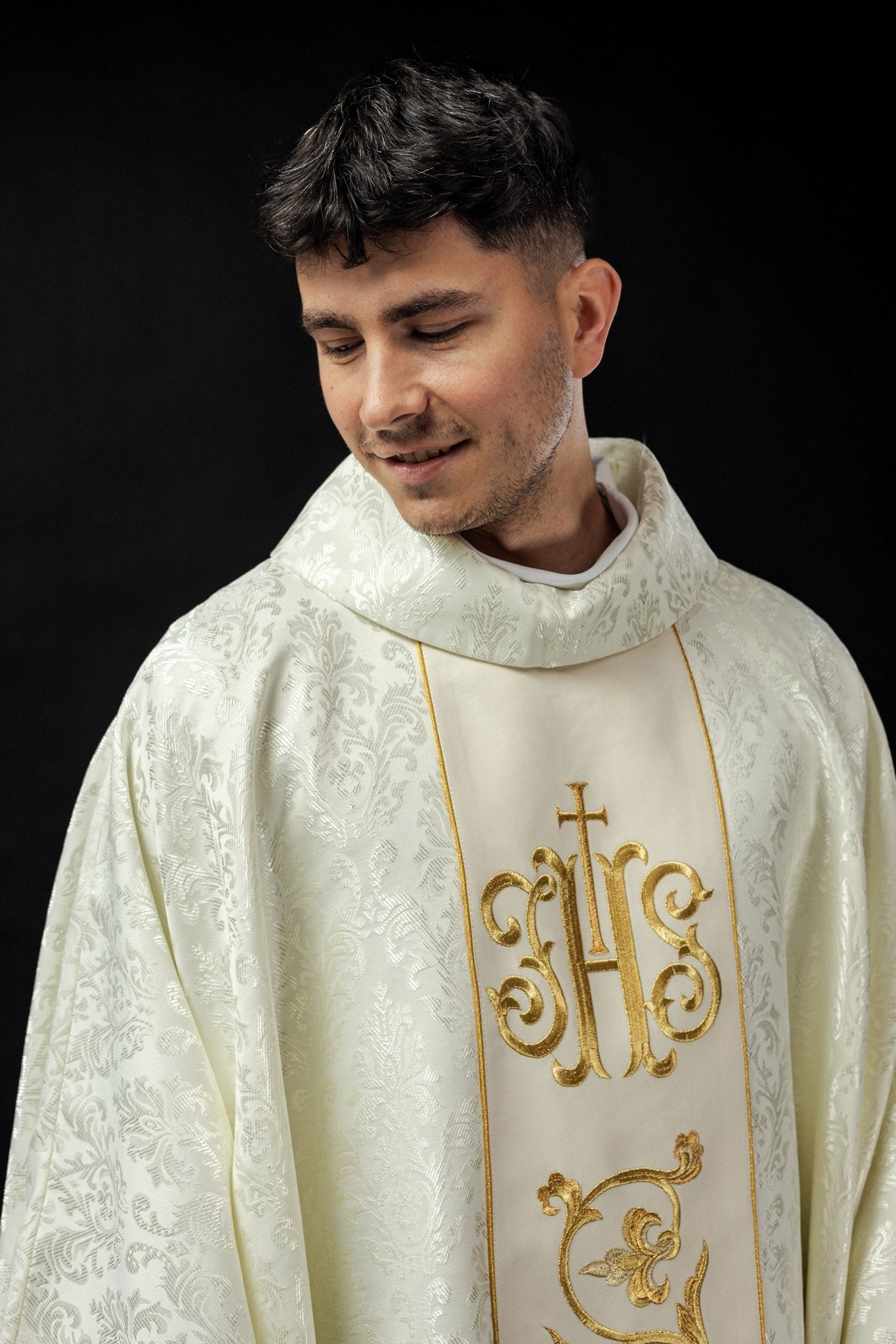Chasuble liturgique écru avec ceinture IHS richement décorée S - 7059 - 05 - 67 - CHASUBLES.FR