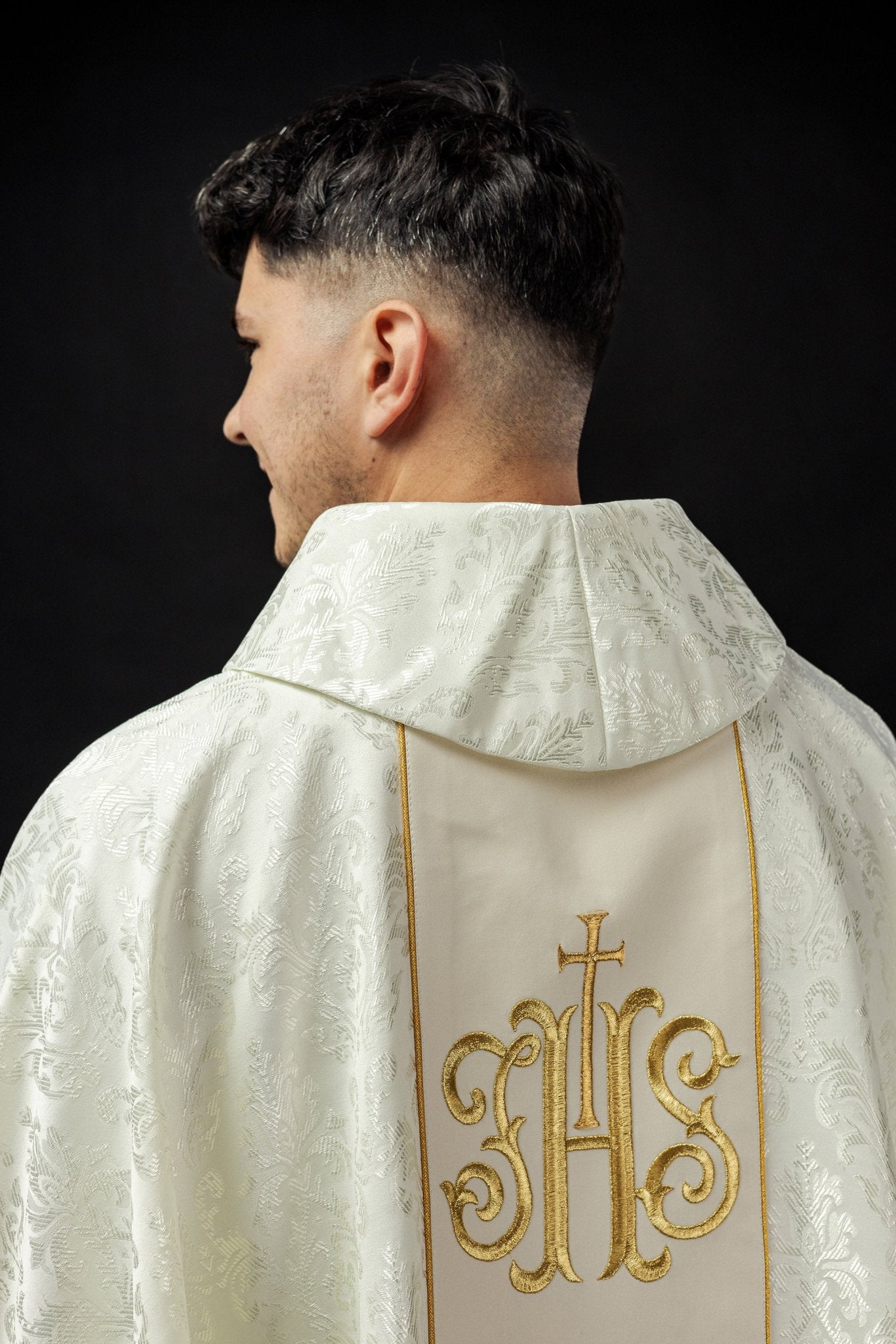 Chasuble liturgique écru avec ceinture IHS richement décorée S - 7059 - 05 - 67 - CHASUBLES.FR