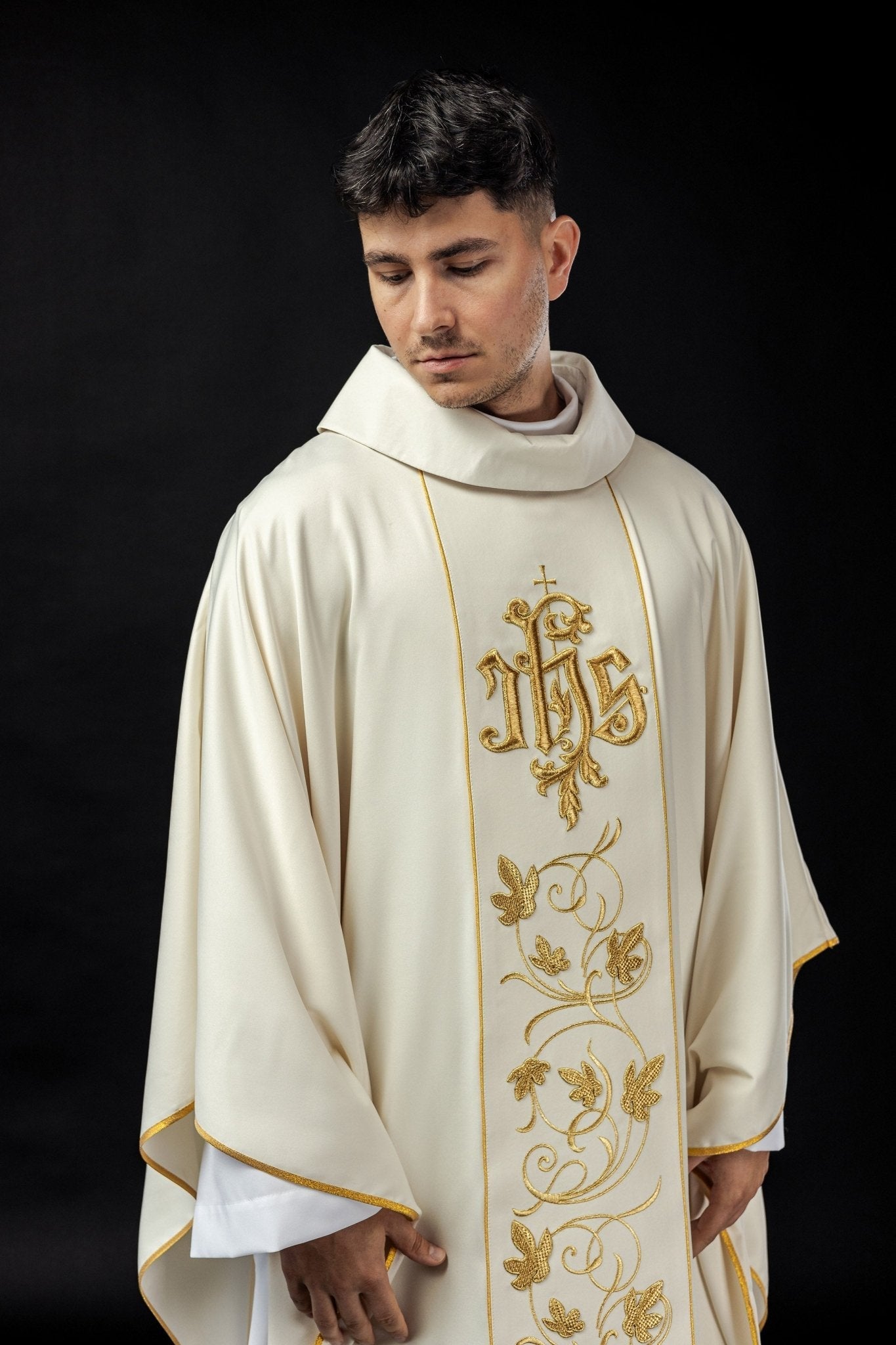 Chasuble liturgique écru avec ceinture richement décorée d'un motif floral et d'un IHS S - 7051 - 05 - 53 - CHASUBLES.FR