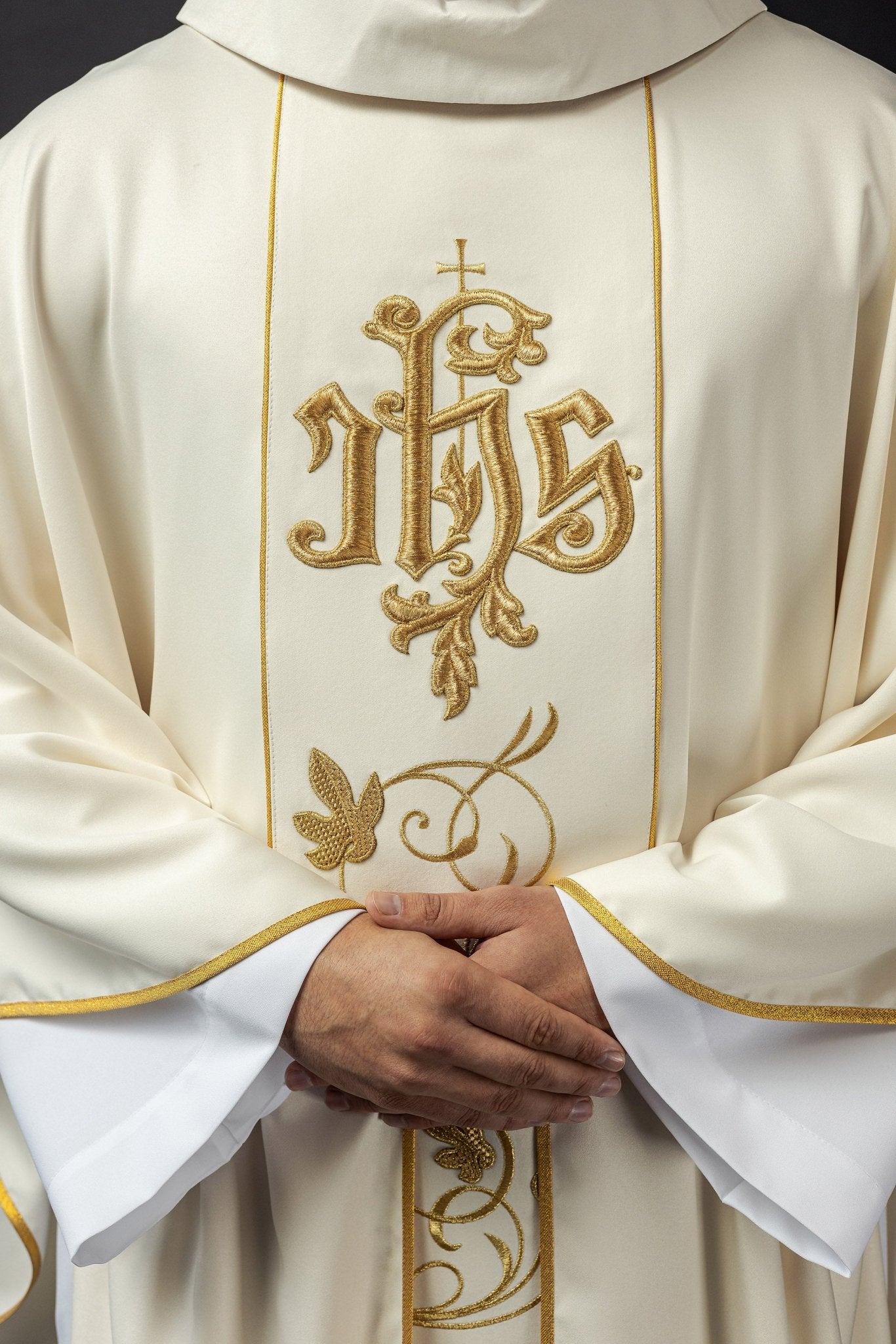 Chasuble liturgique écru avec ceinture richement décorée d'un motif floral et d'un IHS S - 7051 - 05 - 53 - CHASUBLES.FR