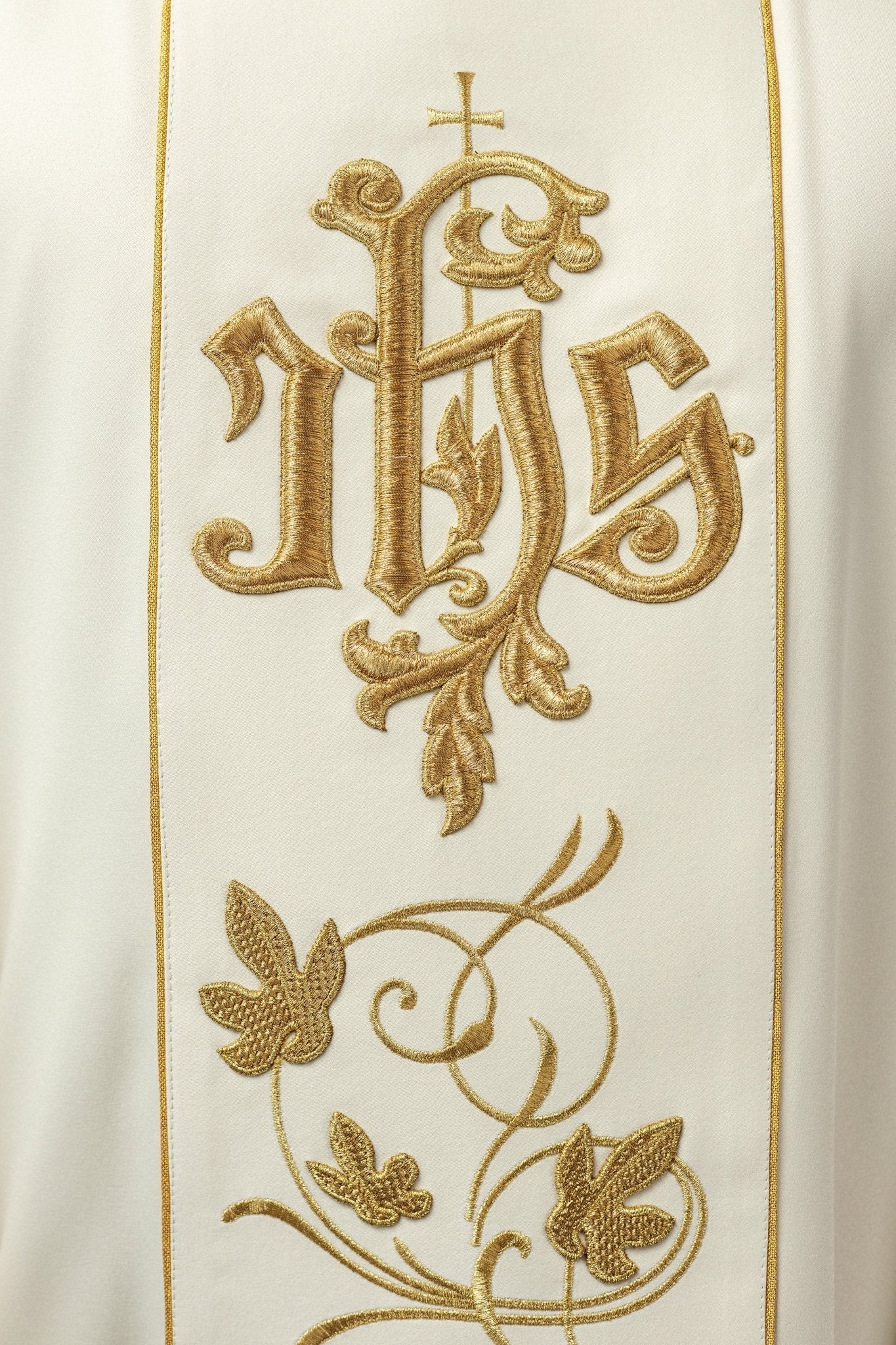 Chasuble liturgique écru avec ceinture richement décorée d'un motif floral et d'un IHS S - 7051 - 05 - 53 - CHASUBLES.FR